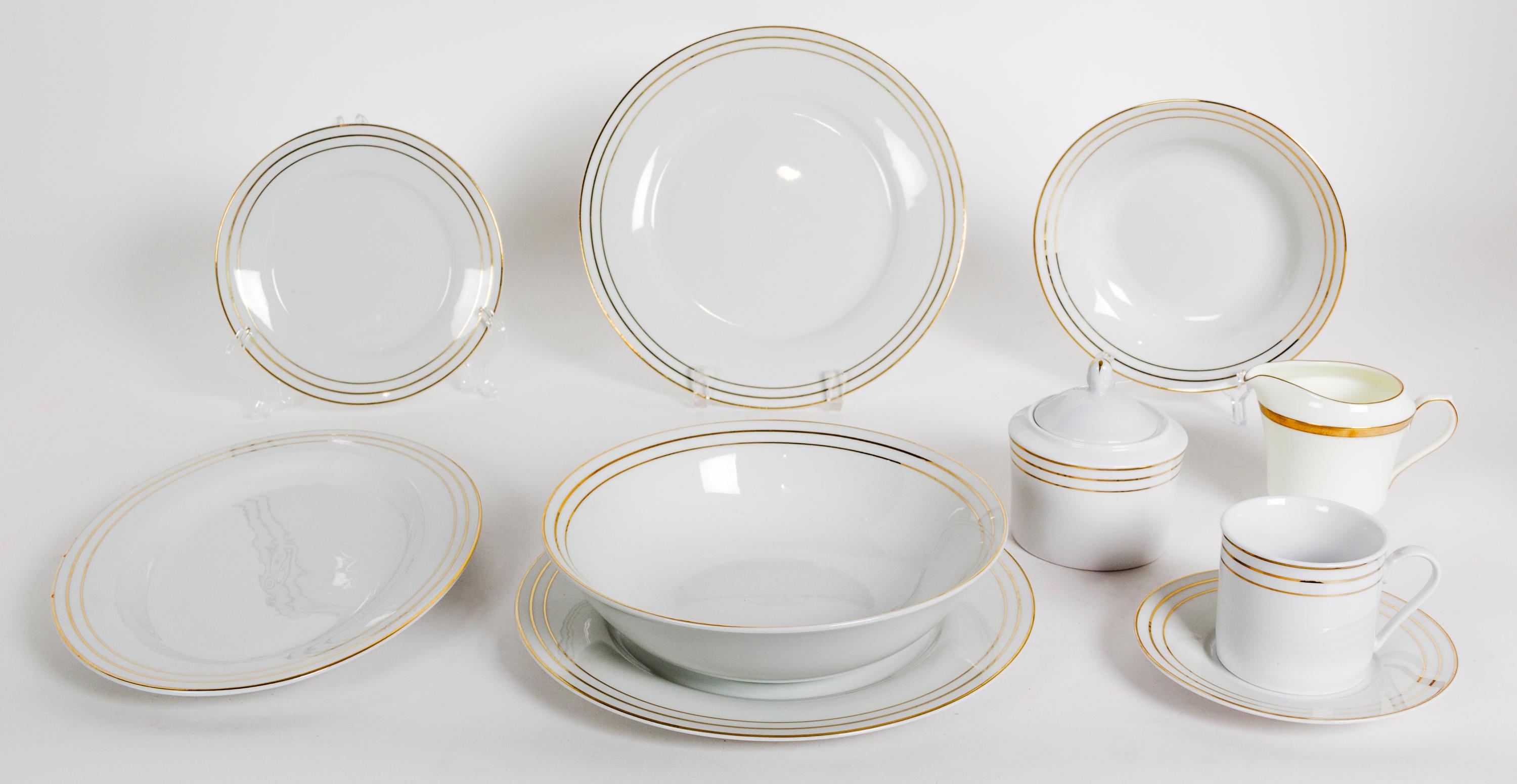 A Fairfield China Partial Dinner Service Dinner plate diameter 10 inches.