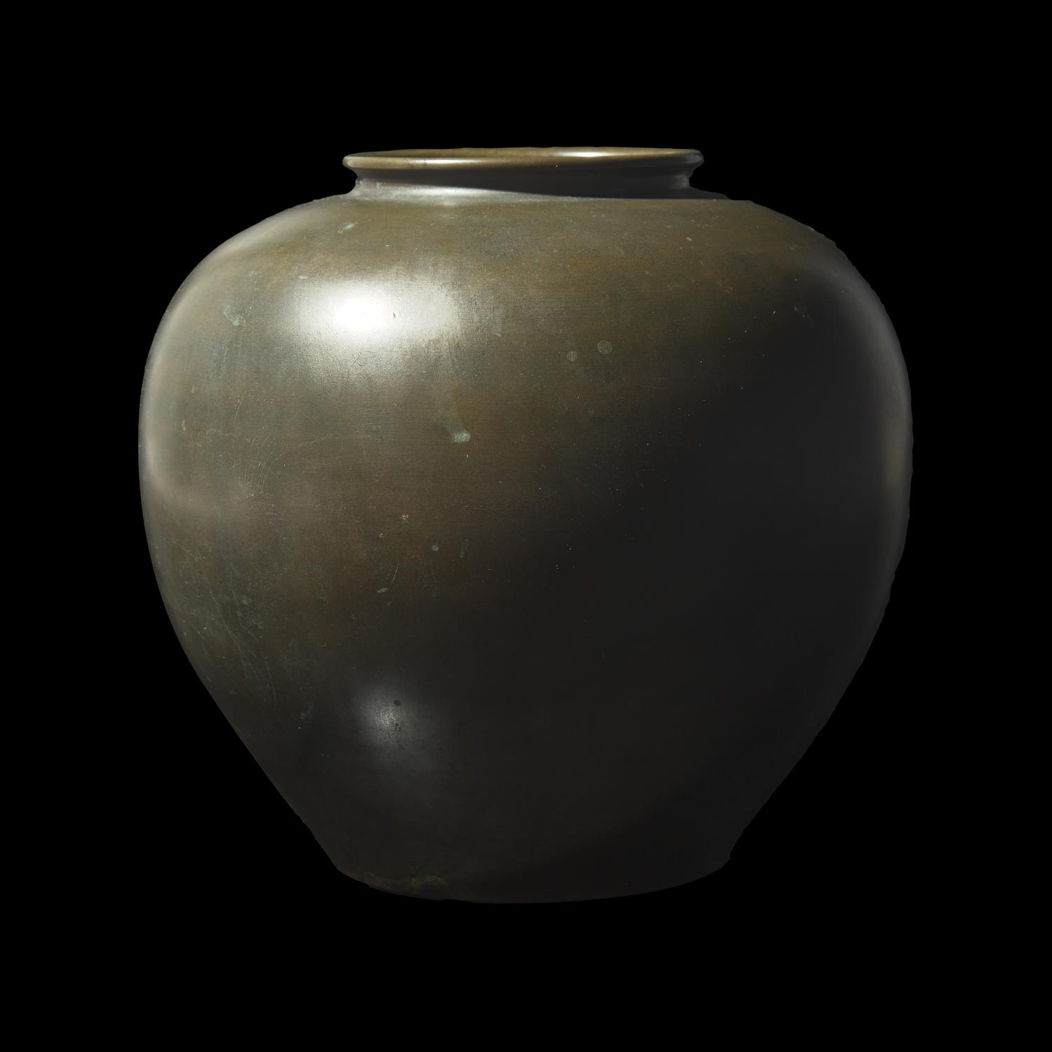 A Japanese Patinated and Mixed Metal 'Crayfish' Vase, Meiji/Taisho Period 日本明治/大正時代 紅銅龍蝦紋罐