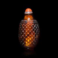 A Miniature Chinese Amber 'Basket Weave' Snuff Bottle, 19th Century 清晚期 琥珀籮紋鼻烟壺