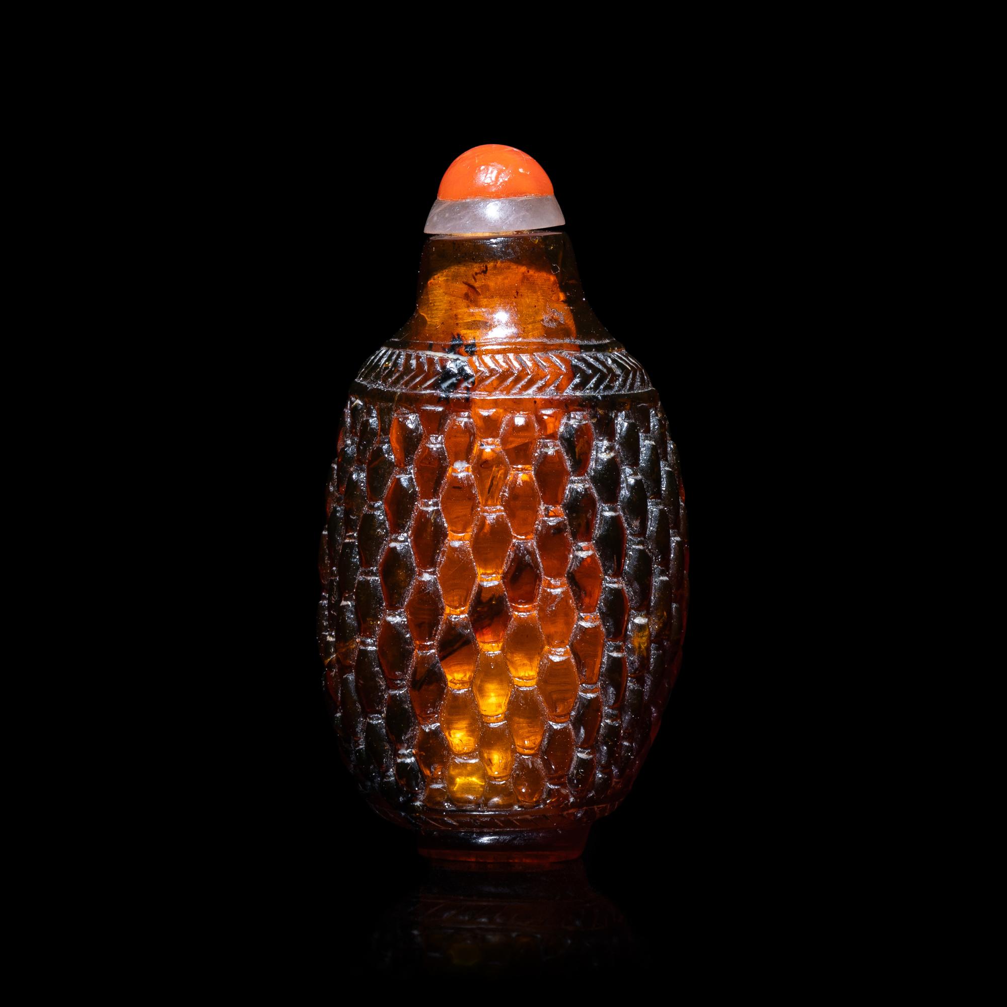 A Miniature Chinese Amber 'Basket Weave' Snuff Bottle, 19th Century 清晚期 琥珀籮紋鼻烟壺