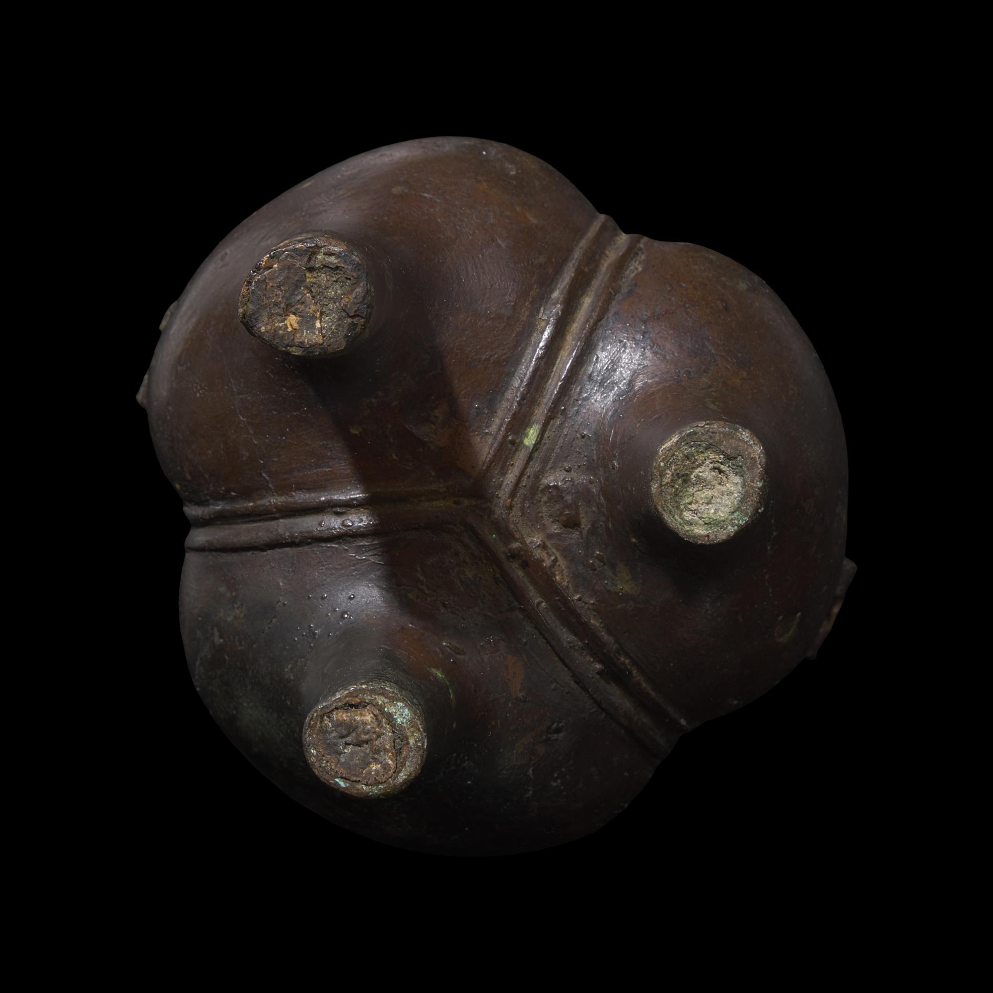 A Chinese Patinated Bronze Tripod Censer, Liding, Ming Dynasty or Earlier 明或更早 銅鬲鼎