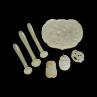 A group of seven Chinese jade items 玉飾七件