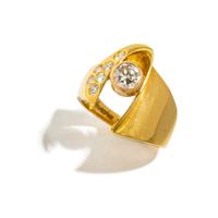 YELLOW GOLD AND DIAMOND RING