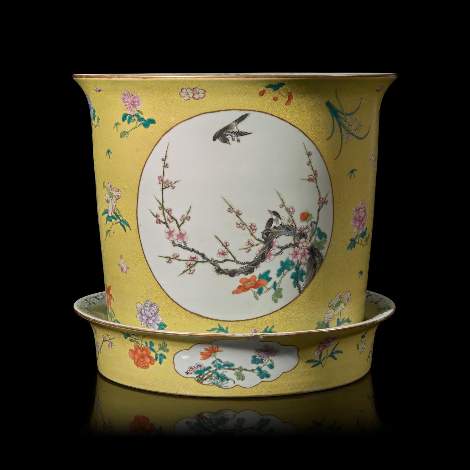 A Chinese Yellow Ground Famille Rose Porcelain Jardiniere and Stand, 20th Century 近代 軋道黃地粉彩花盆