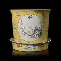 A Chinese Yellow Ground Famille Rose Porcelain Jardiniere and Stand, 20th Century 近代 軋道黃地粉彩花盆