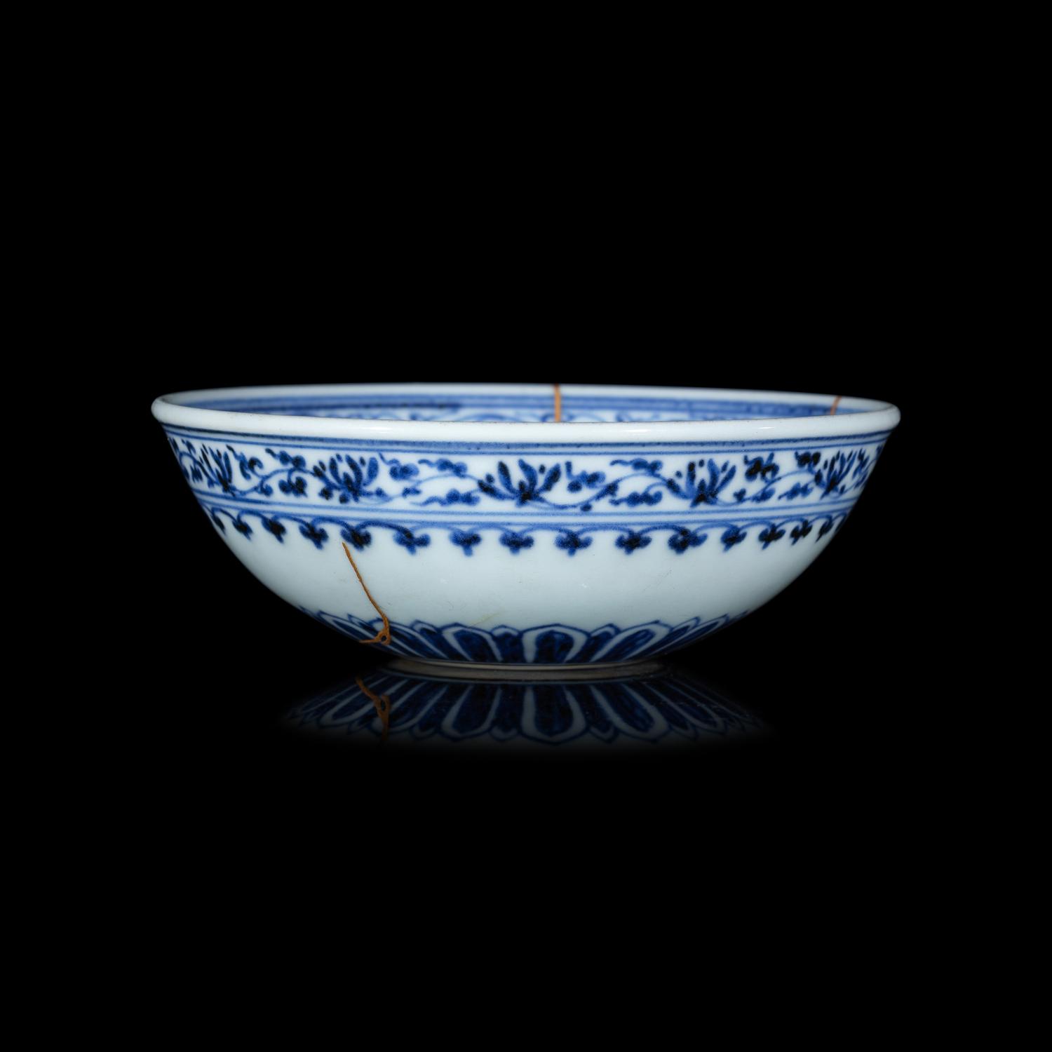 A Chinese Ming-Style Blue and White Porcelain Bowl, Mantouxinwan 青花纏枝花卉紋饅頭心盌