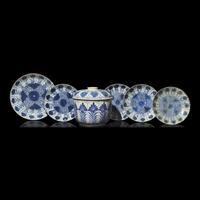 A Chinese Export Blue and White Porcelain "Asters" Jar and Cover and Five Dishes, Kangxi Period and Later 清康熙及更晚 青花翠菊紋蓋罐、賞盤六件