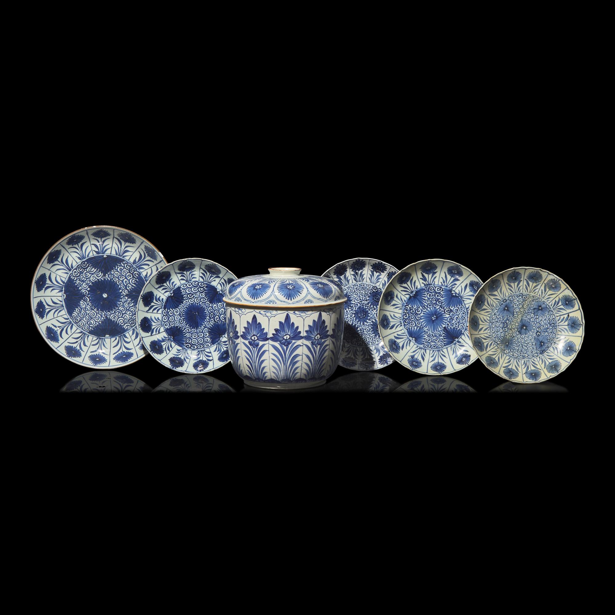 A Chinese Export Blue and White Porcelain "Asters" Jar and Cover and Five Dishes, Kangxi Period and Later 清康熙及更晚 青花翠菊紋蓋罐、賞盤六件