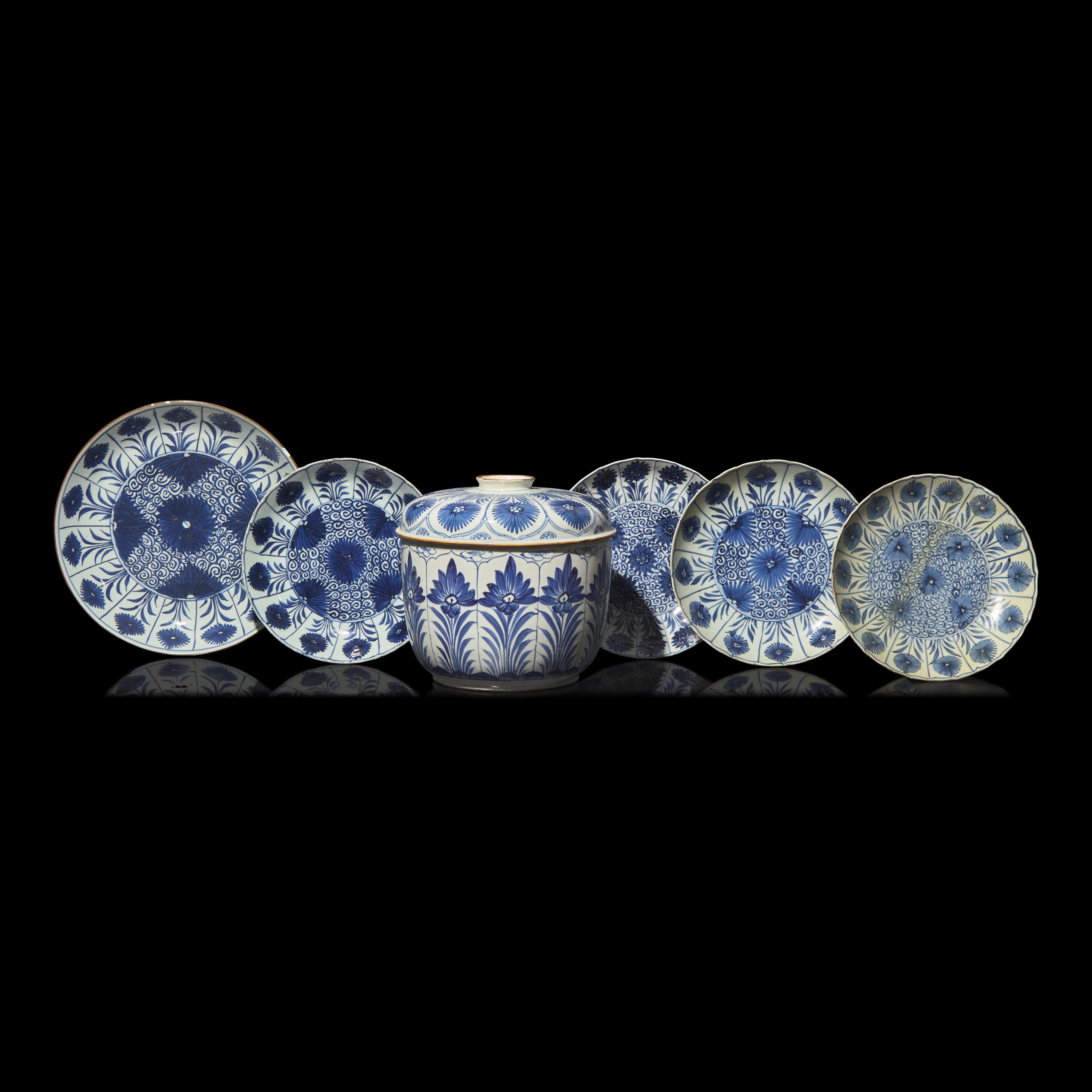 A Chinese Export Blue and White Porcelain "Asters" Jar and Cover and Five Dishes, Kangxi Period and Later 清康熙及更晚 青花翠菊紋蓋罐、賞盤六件