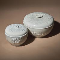Three Large Chinese Blanc-de-Chine Molded Porcelain Bowls and Two Covers, Late 17th-18th Century — 清早期 德化白瓷模印花卉紋蓋碗三件
