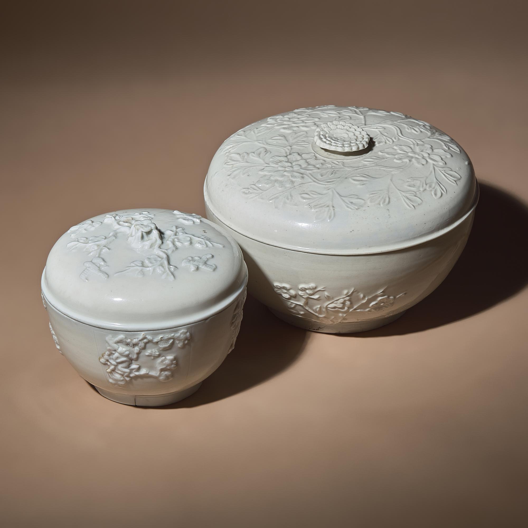 Three Large Chinese Blanc-de-Chine Molded Porcelain Bowls and Two Covers, Late 17th-18th Century — 清早期 德化白瓷模印花卉紋蓋碗三件