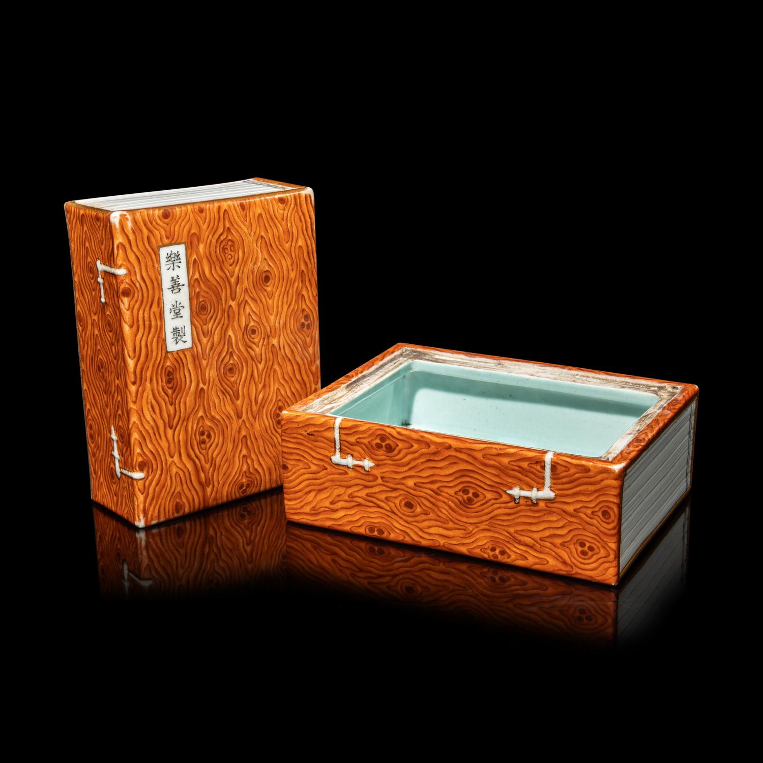 A Chinese Faux Bois Decorated Porcelain 'Books' Box and Cover, Qing Dynasty, 18th-19th Century 清中期 仿木紋釉書式蓋盒