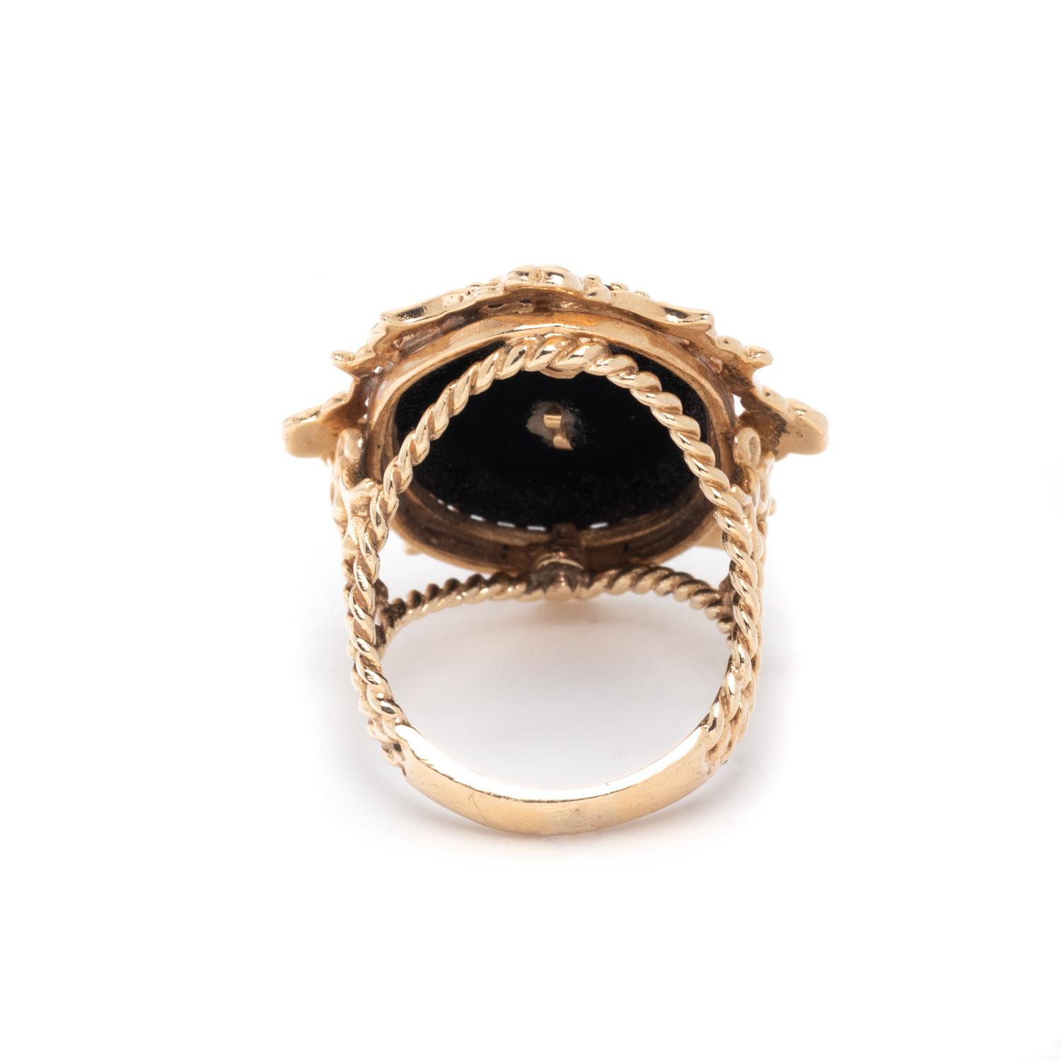 YELLOW GOLD AND ONYX RING