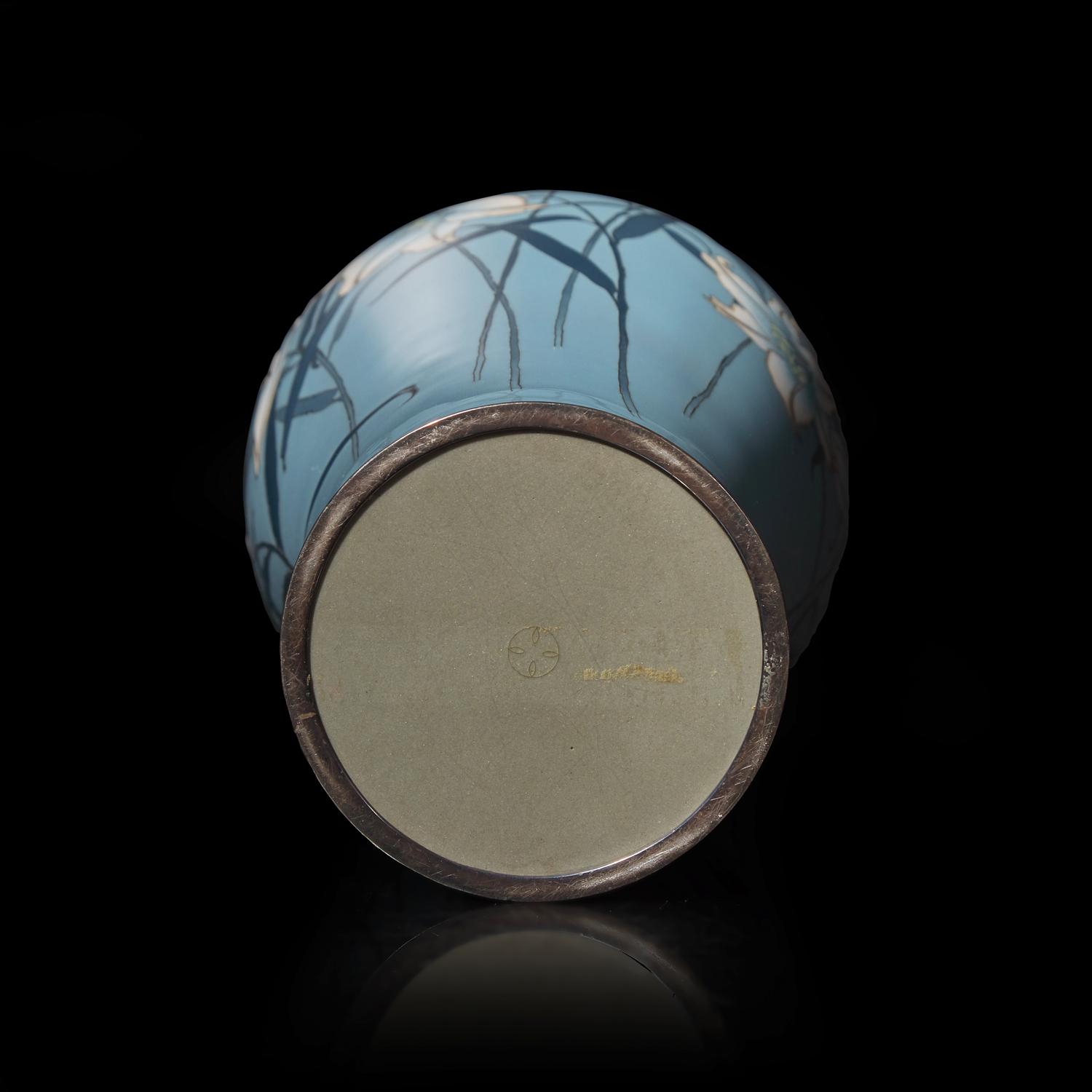 A Japanese Cloisonne and Moriage Enamel 'Lilies' Vase, Ando Jubei Workshop, Meiji/Taisho Period 日本明治/大正時代 安藤重兵尉製七寶燒花樽