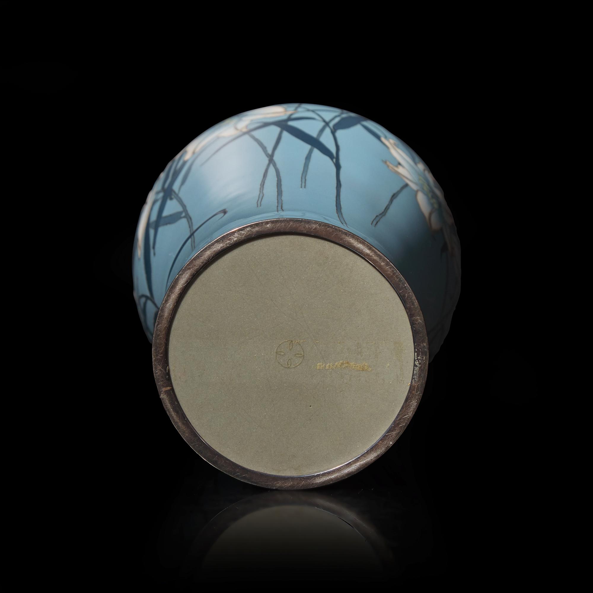 A Japanese Cloisonne and Moriage Enamel 'Lilies' Vase, Ando Jubei Workshop, Meiji/Taisho Period 日本明治/大正時代 安藤重兵尉製七寶燒花樽