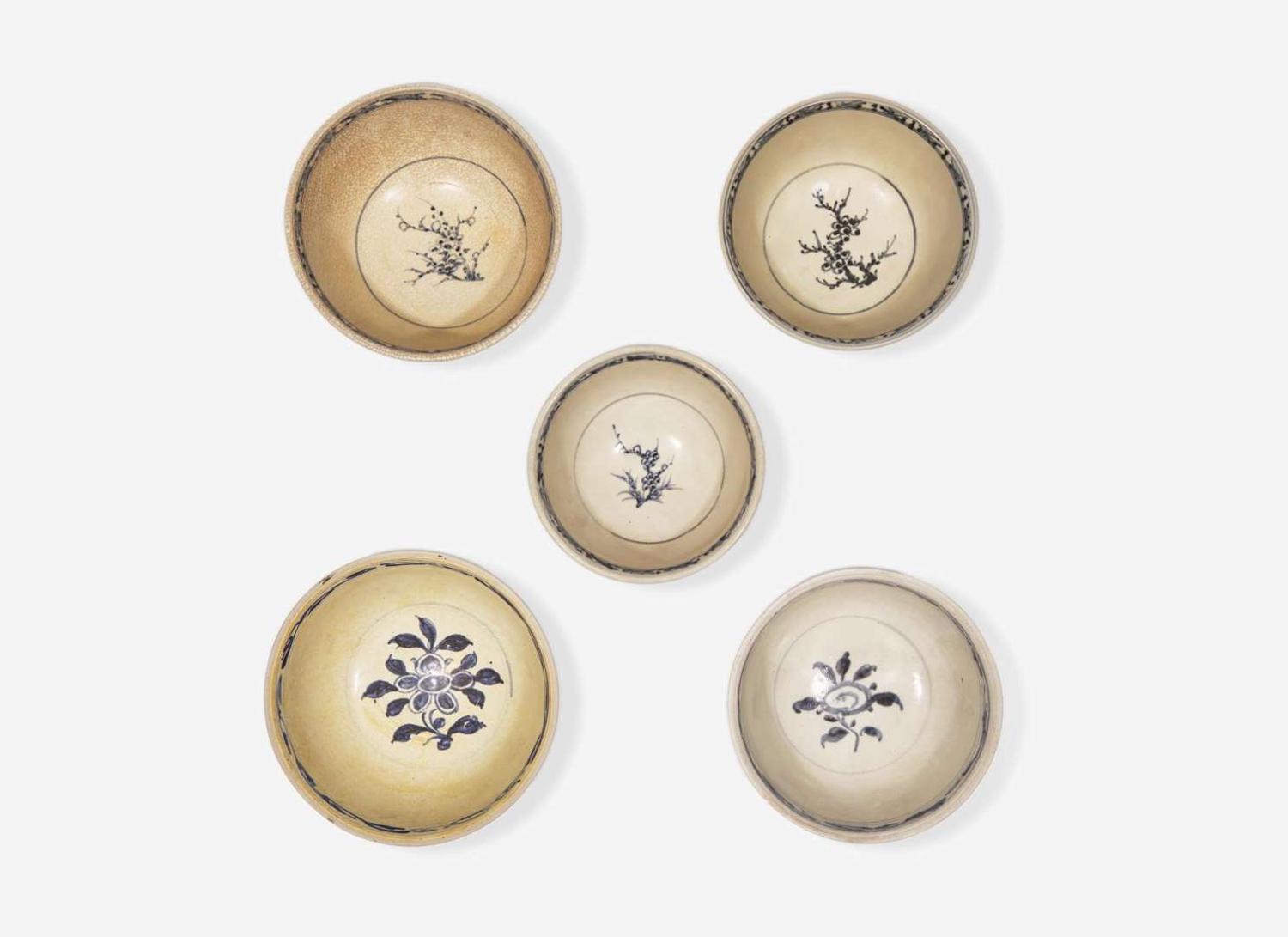 Five Vietnamese blue and white bowls, Le dynasty 15th-16th century 越南青花瓷一組五件 後黎朝 十五或十六世紀