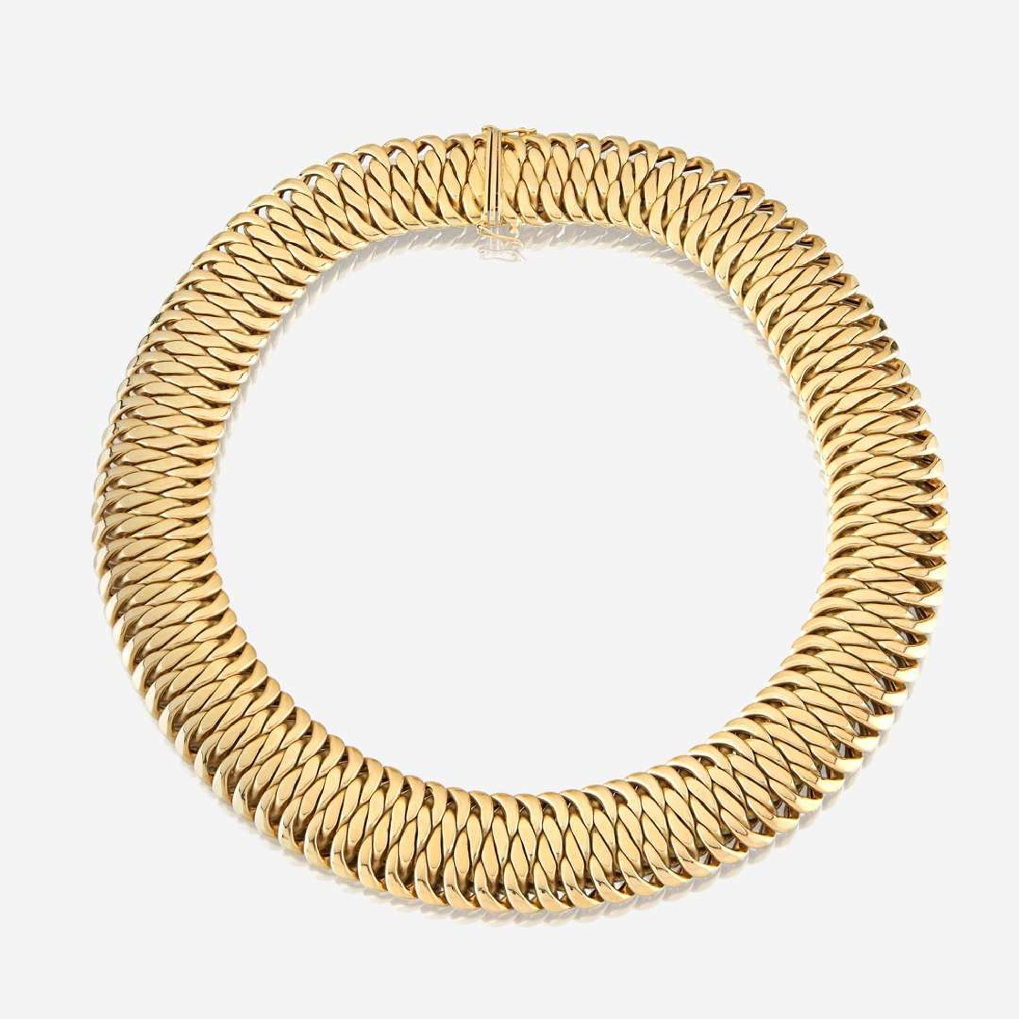 An eighteen karat gold necklace