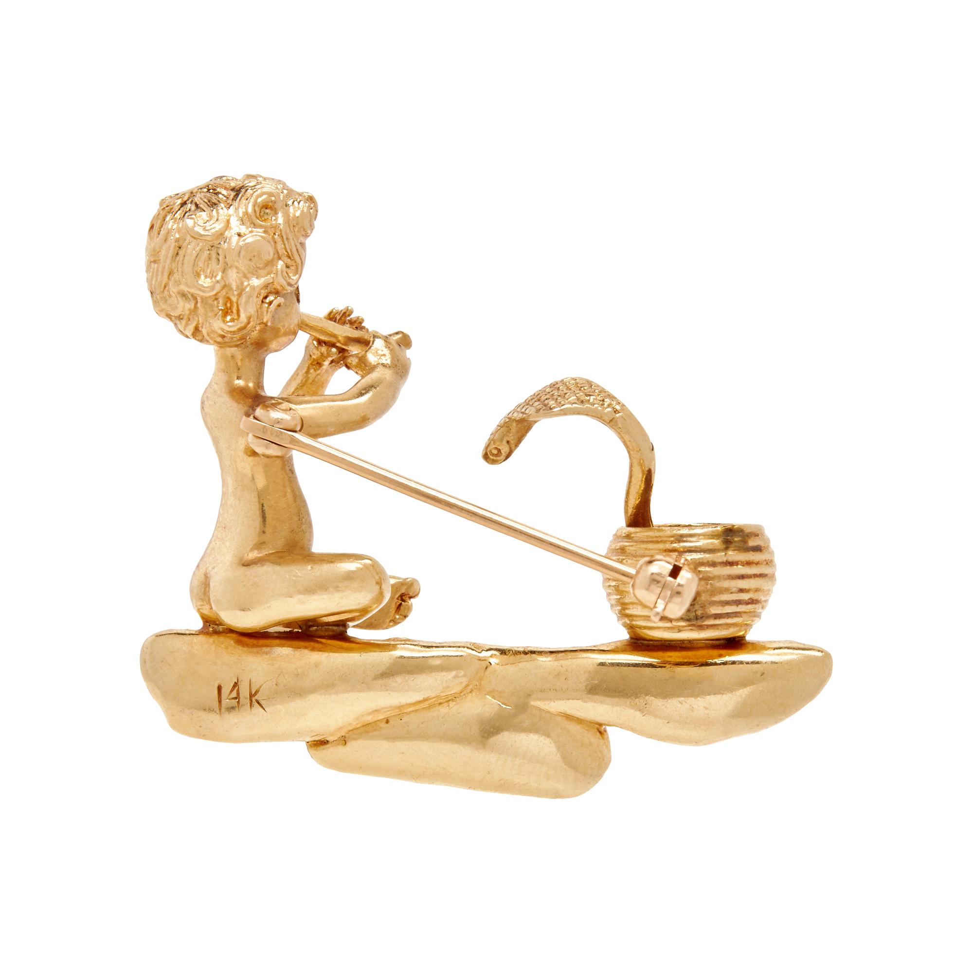 YELLOW GOLD AND CULTURED FRESHWATER PEARL BROOCH