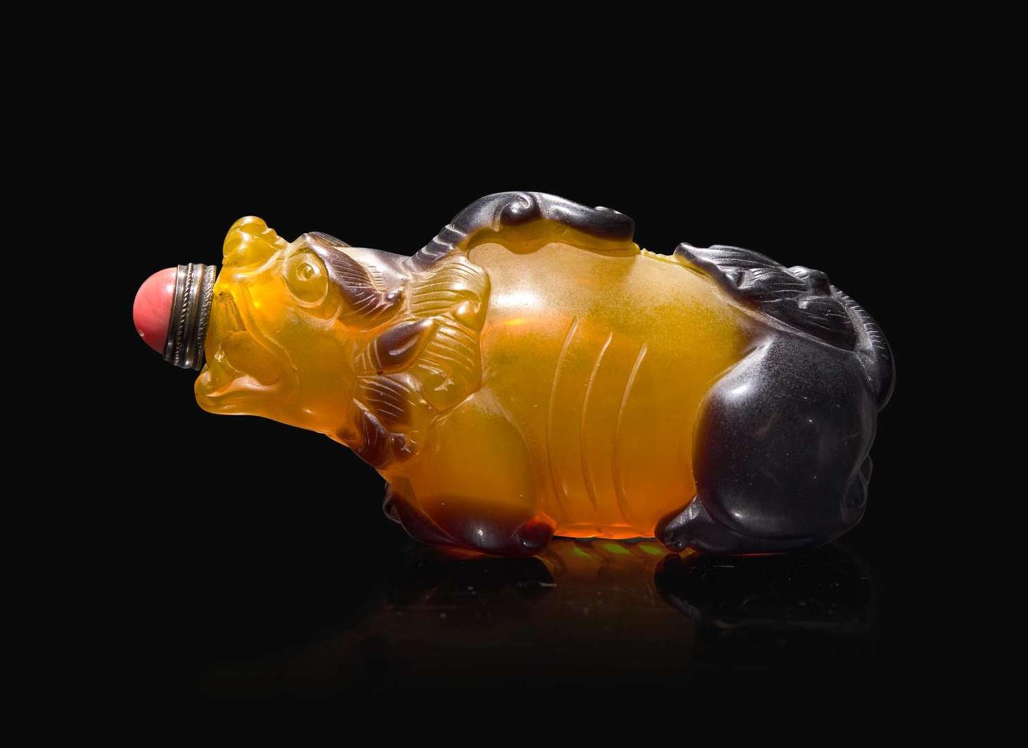 An unusual Chinese carved opalescent yellow and brown glass "Bixie" snuff bottle 棕黃琉璃辟邪鼻煙壺