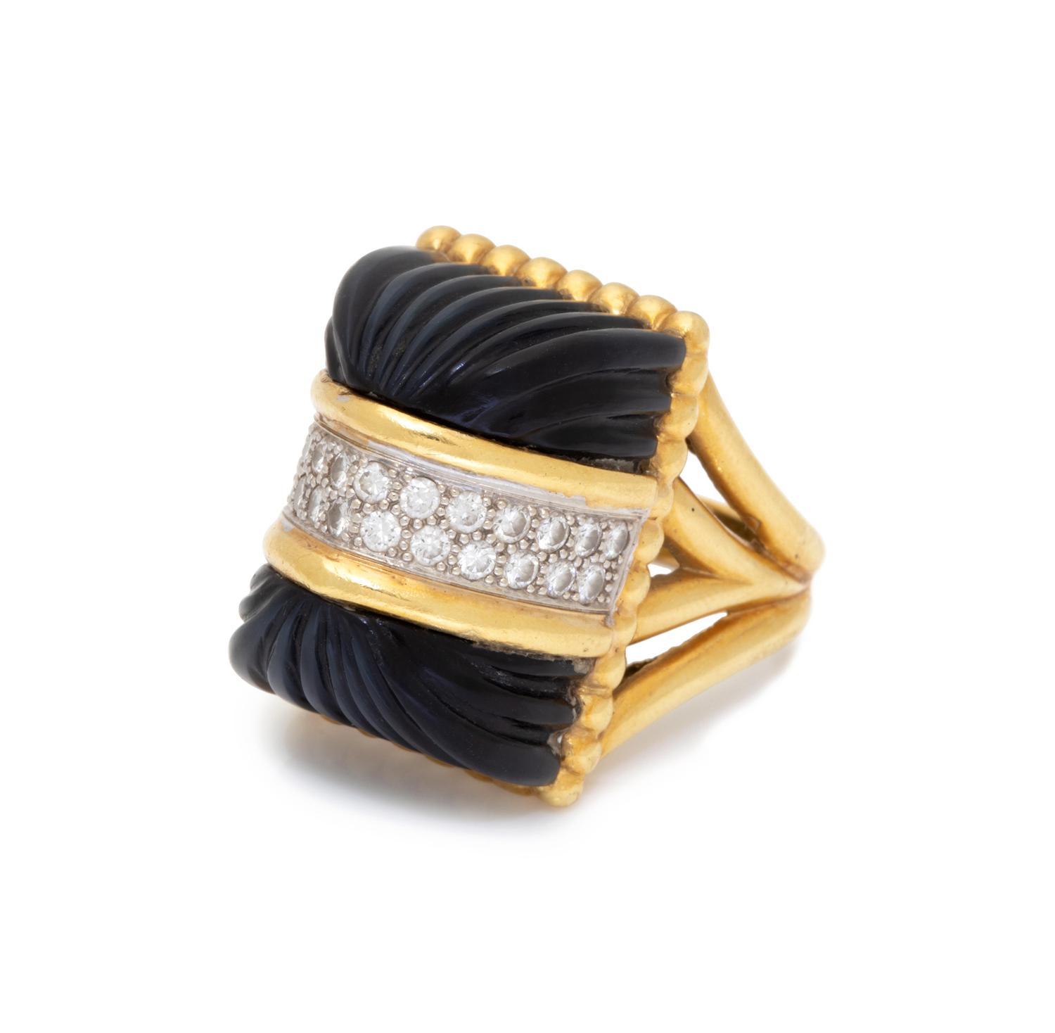 R. STONE, AGATE AND DIAMOND RING