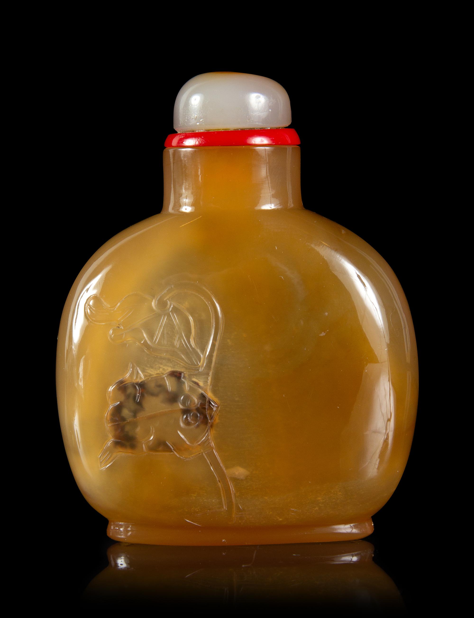A Caved Silhouette Agate Snuff Bottle