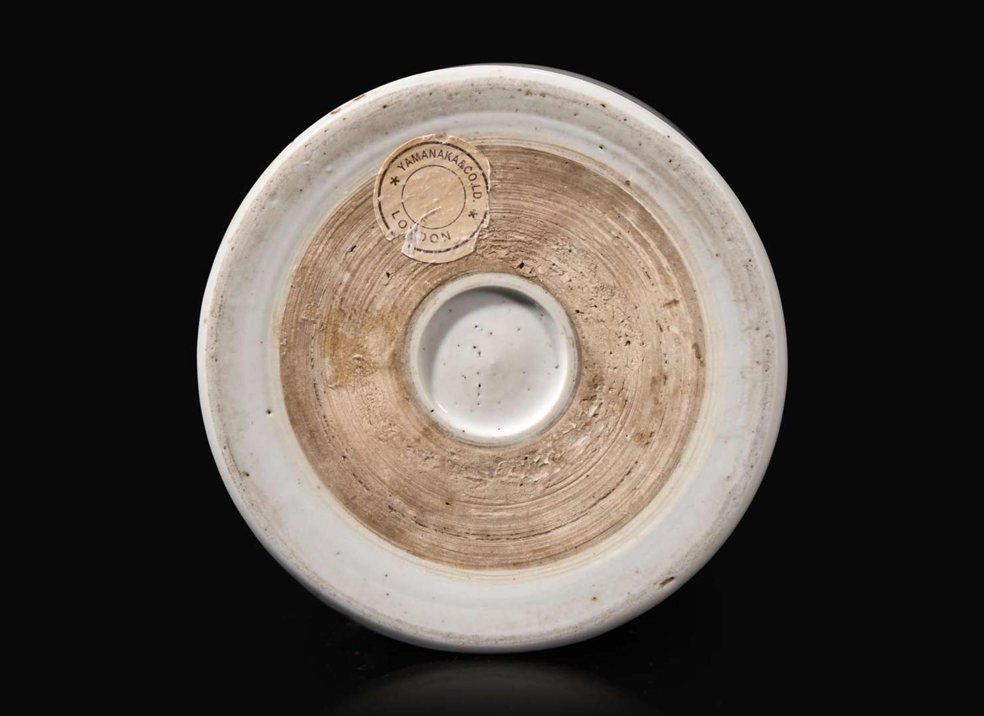 A Chinese famille-vert brush pot 素三彩筆筒