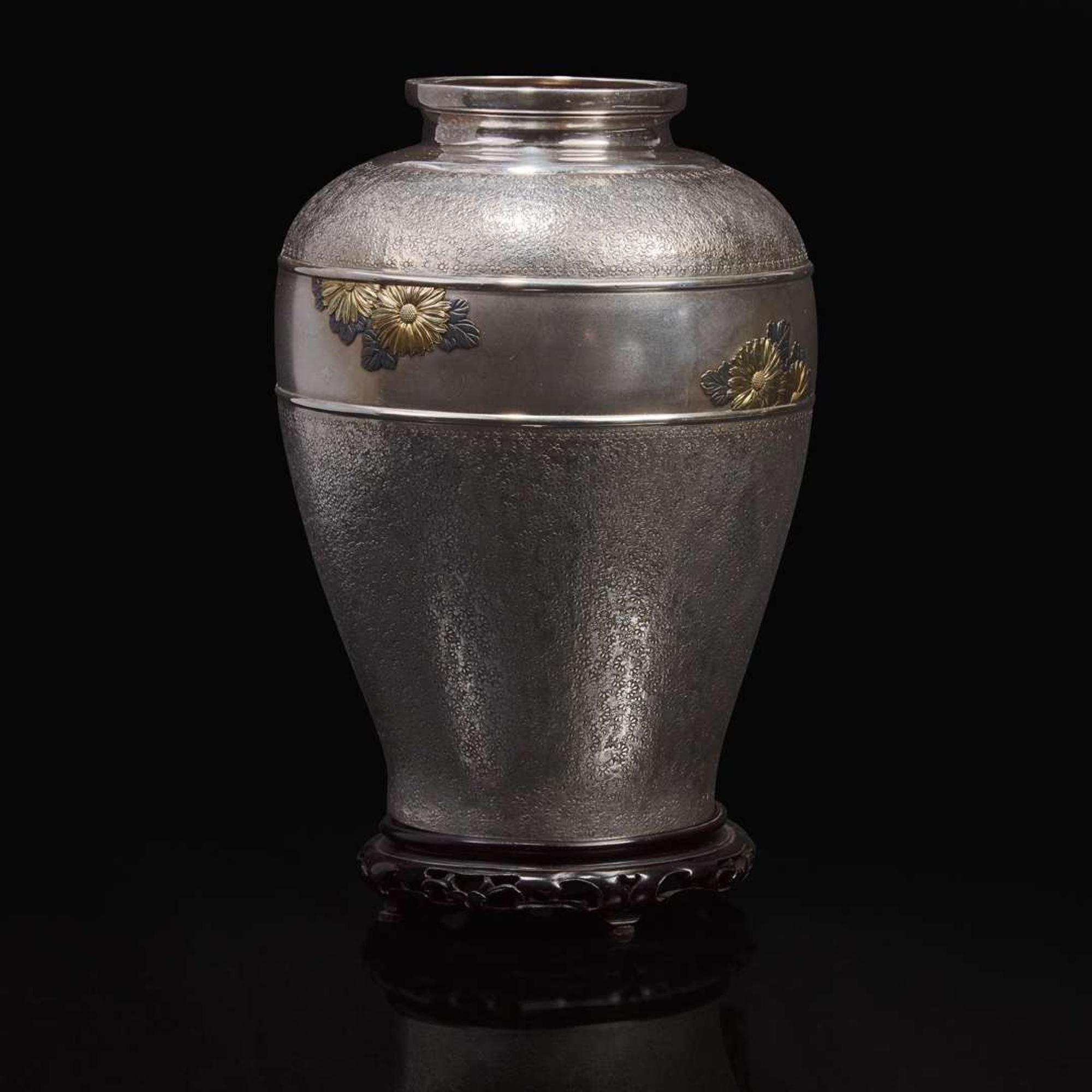 A Japanese silver and mixed metal vase with wood stand, Miyamoto Kinsei 日本银质合金花瓶以及木底座