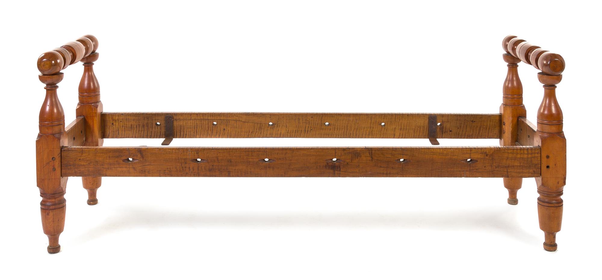 An American Provincial Maple Daybed Width 73 inches. — 19TH/20TH CENTURY
