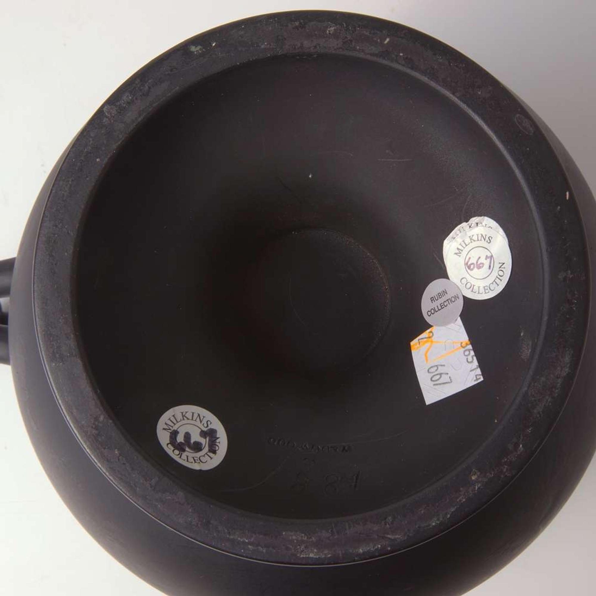 A Wedgwood Black Basaltes Knot-Handled Wine Cooler UK, circa 1800
