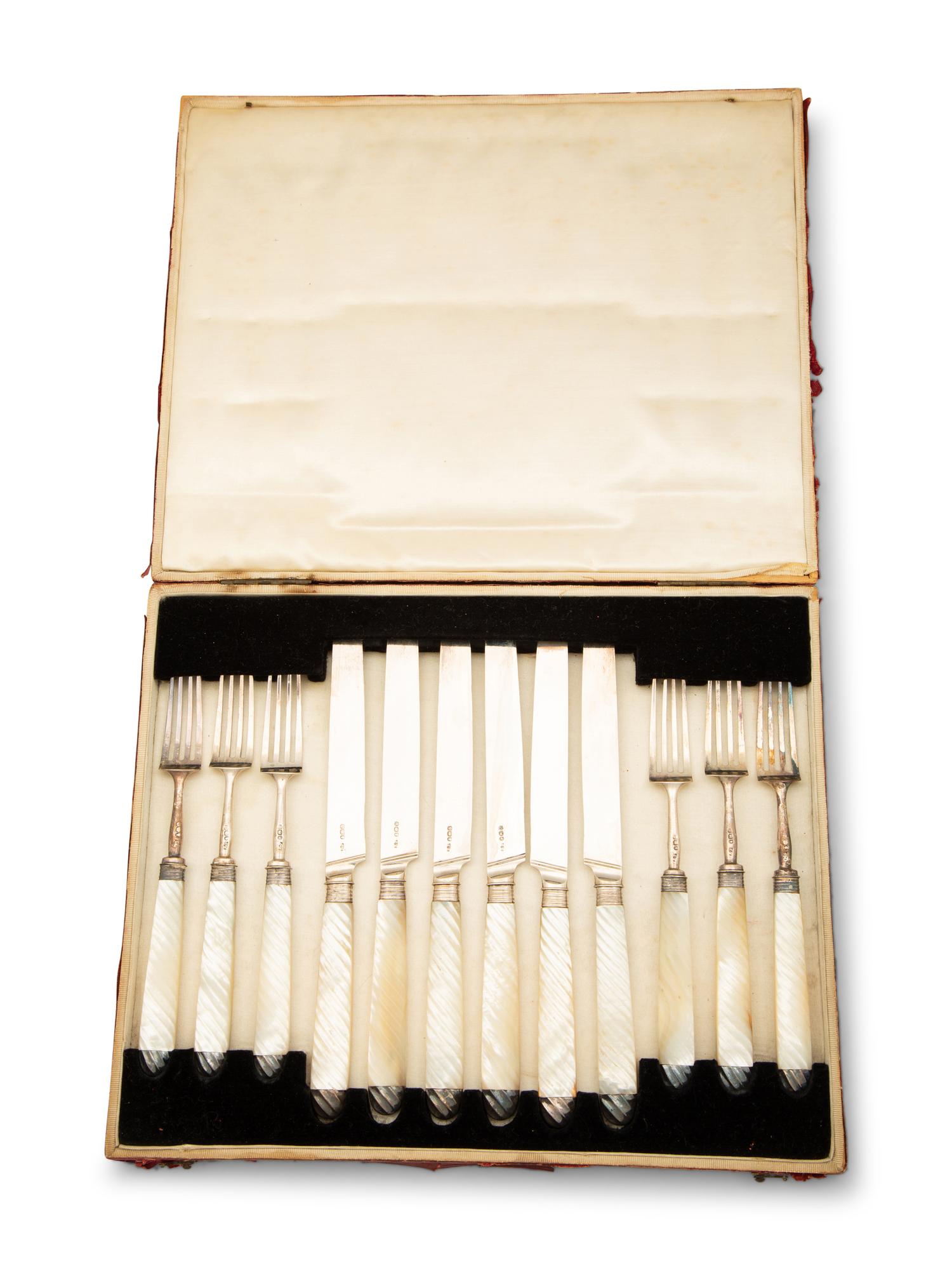 A Georgian Silver and Mother-of-Pearl Handled Dessert Service — 18TH/19TH CENTURY
