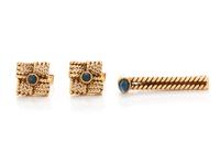 YELLOW GOLD AND SAPPHIRE CUFFLINKS AND TIE BAR SET