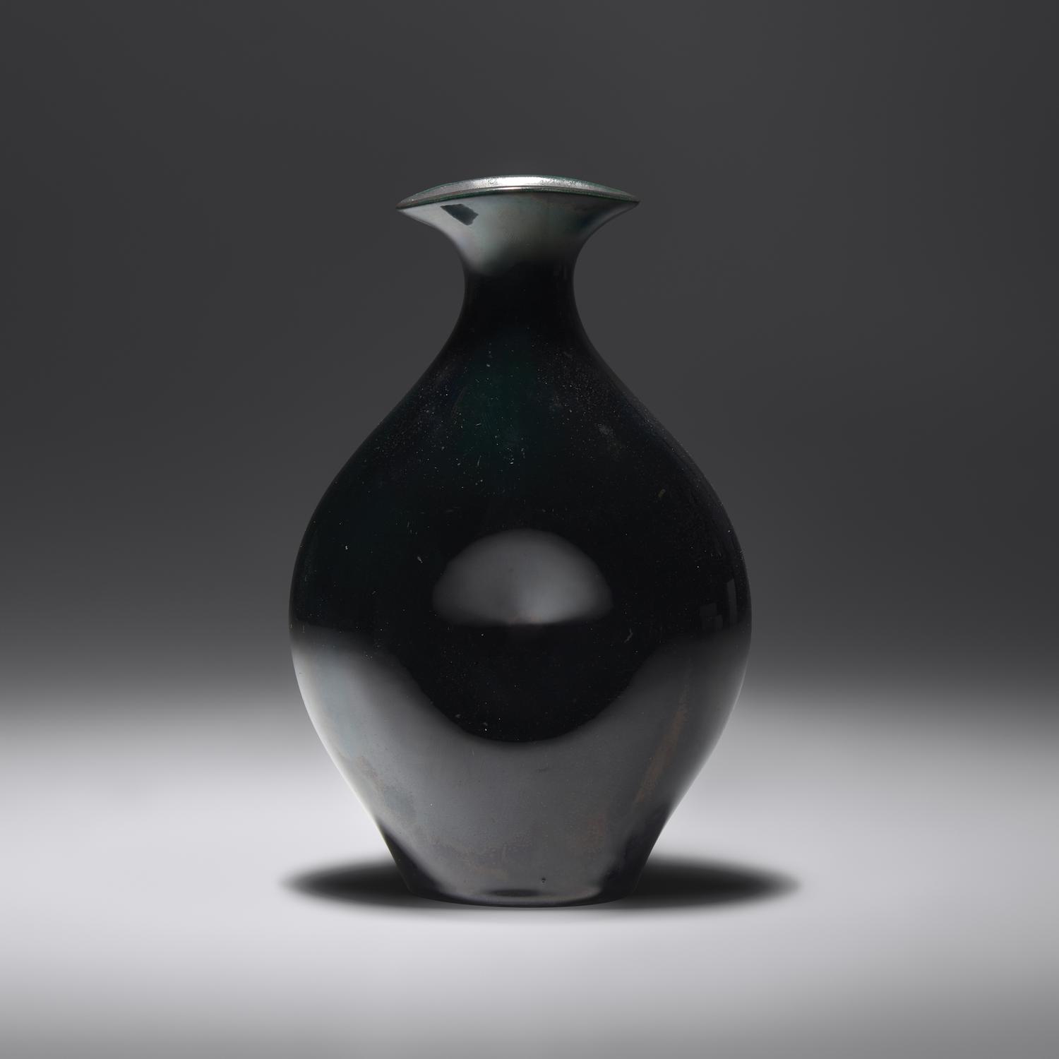 Belly Button vase, 1983