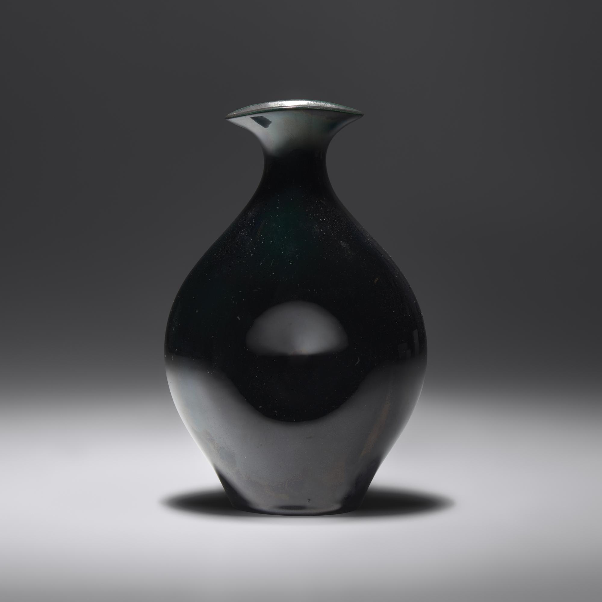 Belly Button vase, 1983