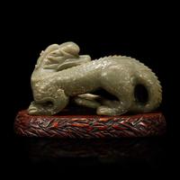 A Chinese carved celadon-grey jade dragon and wood stand 青灰玉龍及木底座