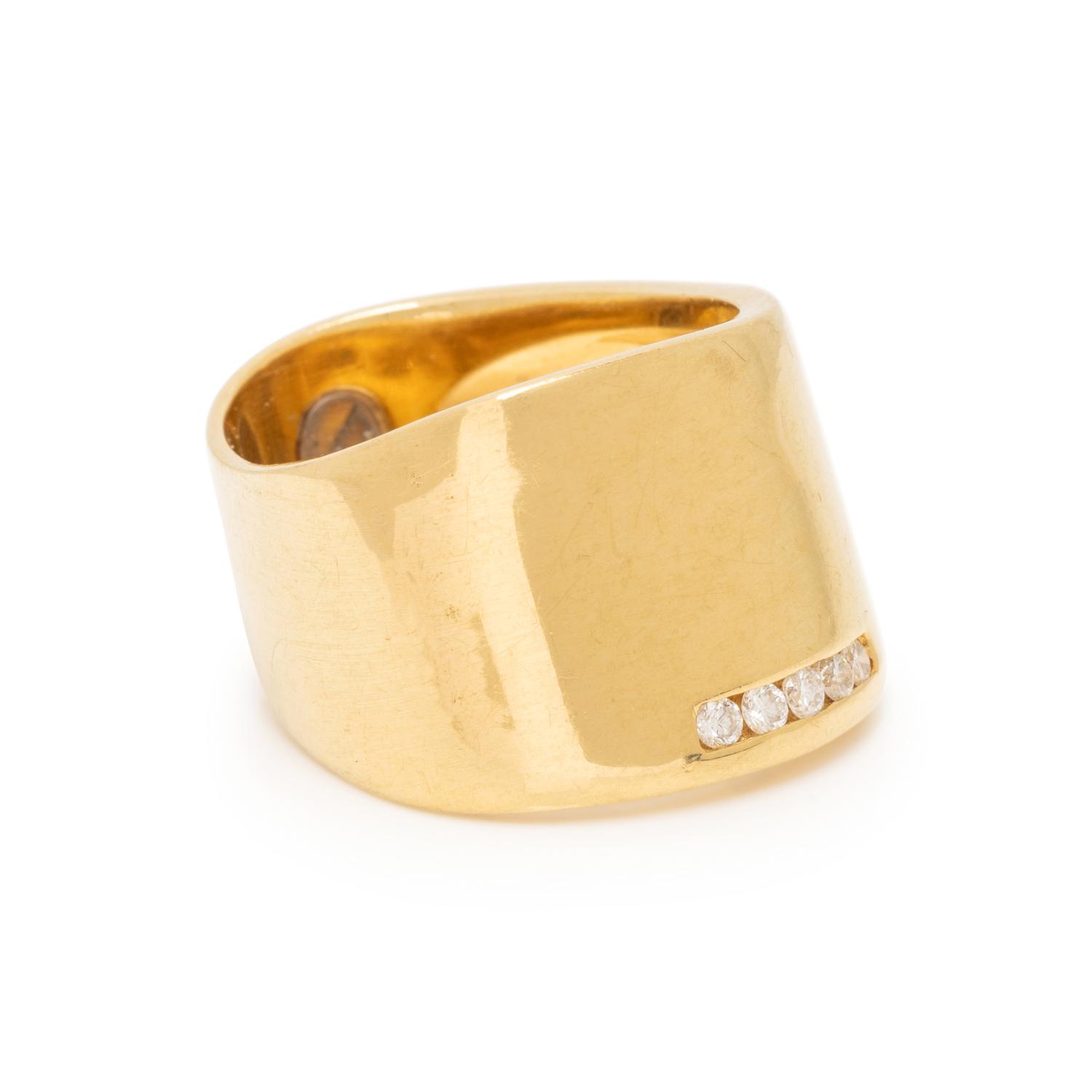 YELLOW GOLD AND DIAMOND RING