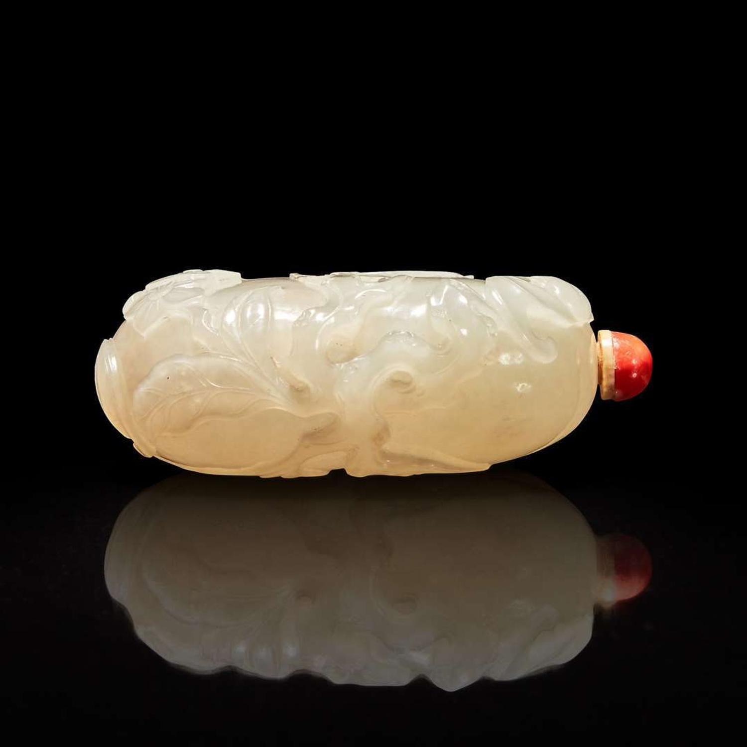 A finely-carved Chinese white jade snuff bottle 白玉鼻烟壶 18th/19th century ???????