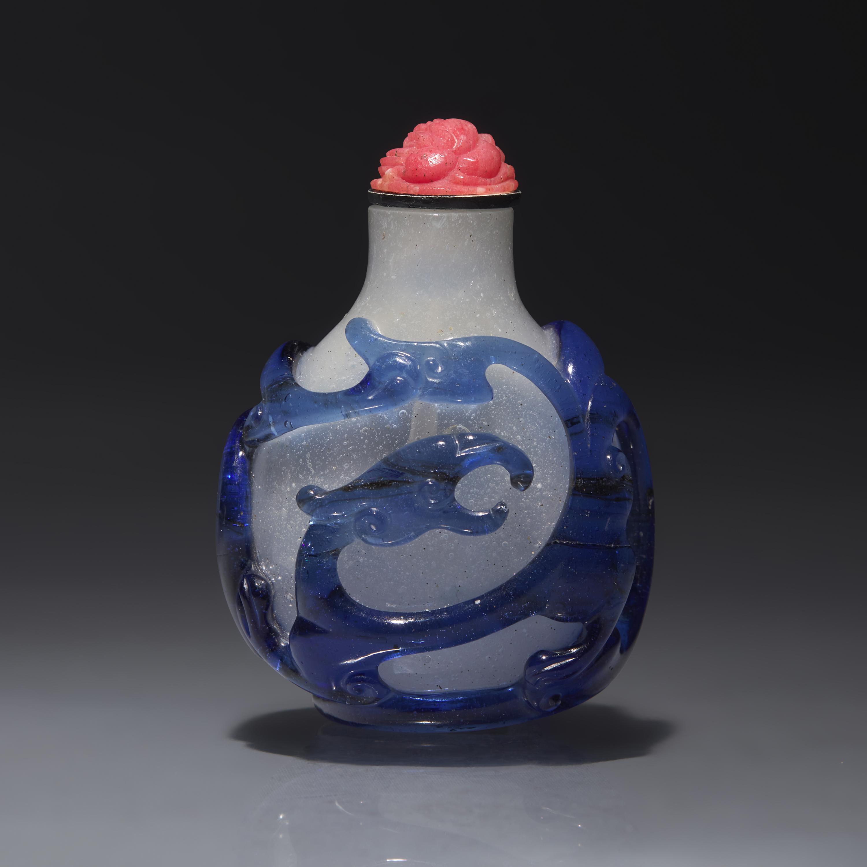 A Chinese Blue Overlay Glass Snuff Bottle, Qing Dynasty, Circa 1780-1830 — 1780-1830年 御製雪霏地套藍料龍紋鼻煙壺
