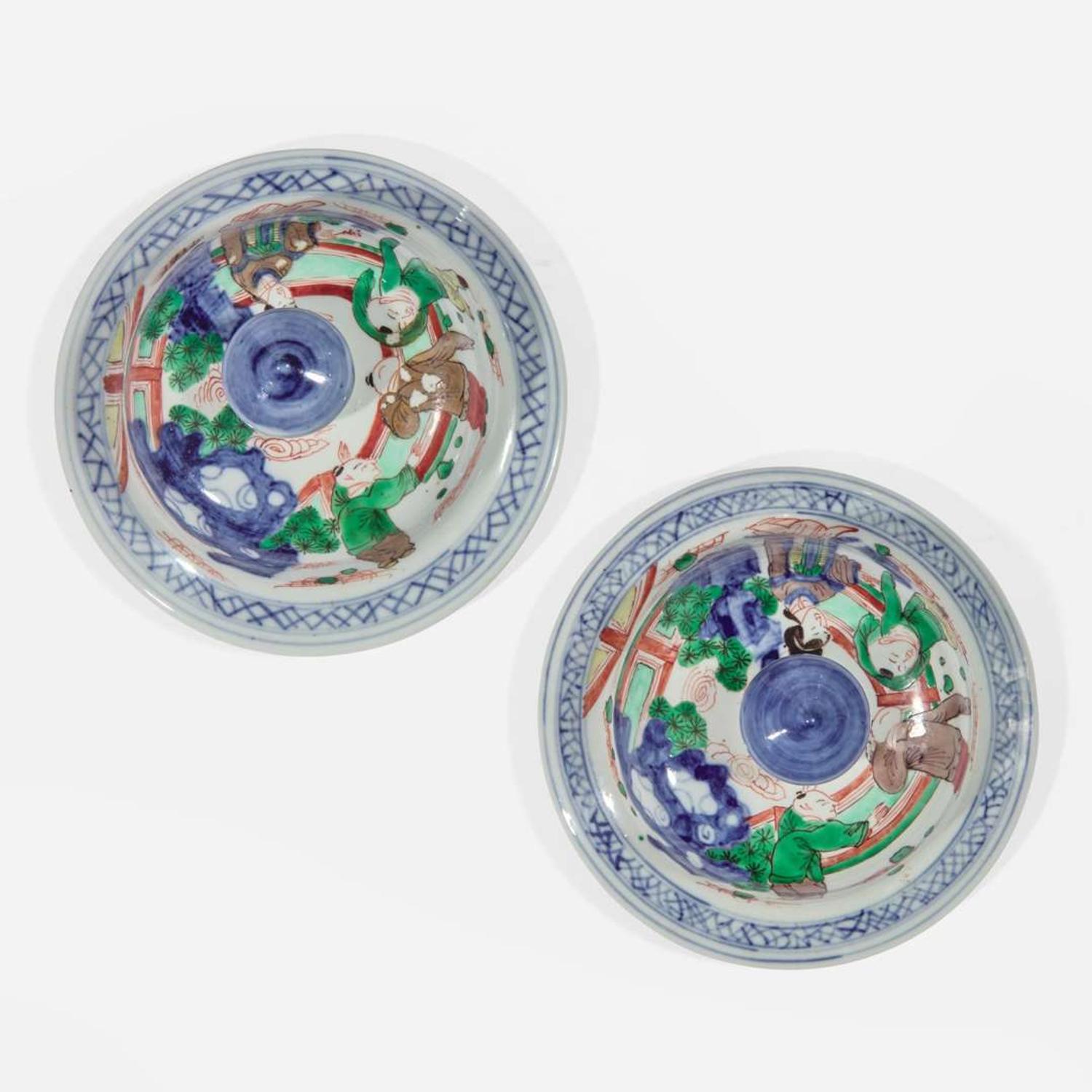 A pair of Chinese wucai decorated porcelain jars with covers 五彩带盖带底座大罐一对