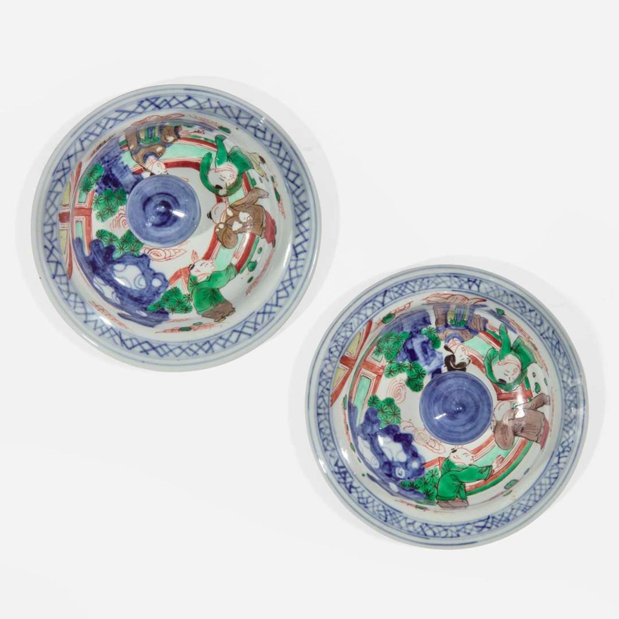 A pair of Chinese wucai decorated porcelain jars with covers 五彩带盖带底座大罐一对
