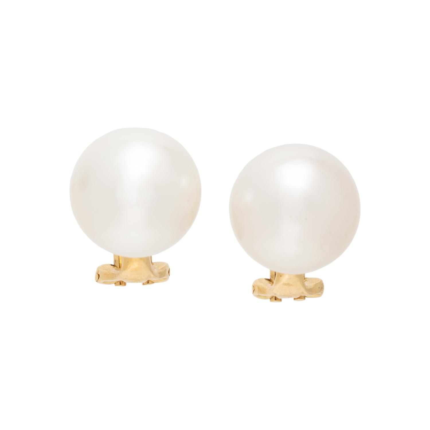 CULTURED PEARL NECKLACE AND CLIP EARRINGS