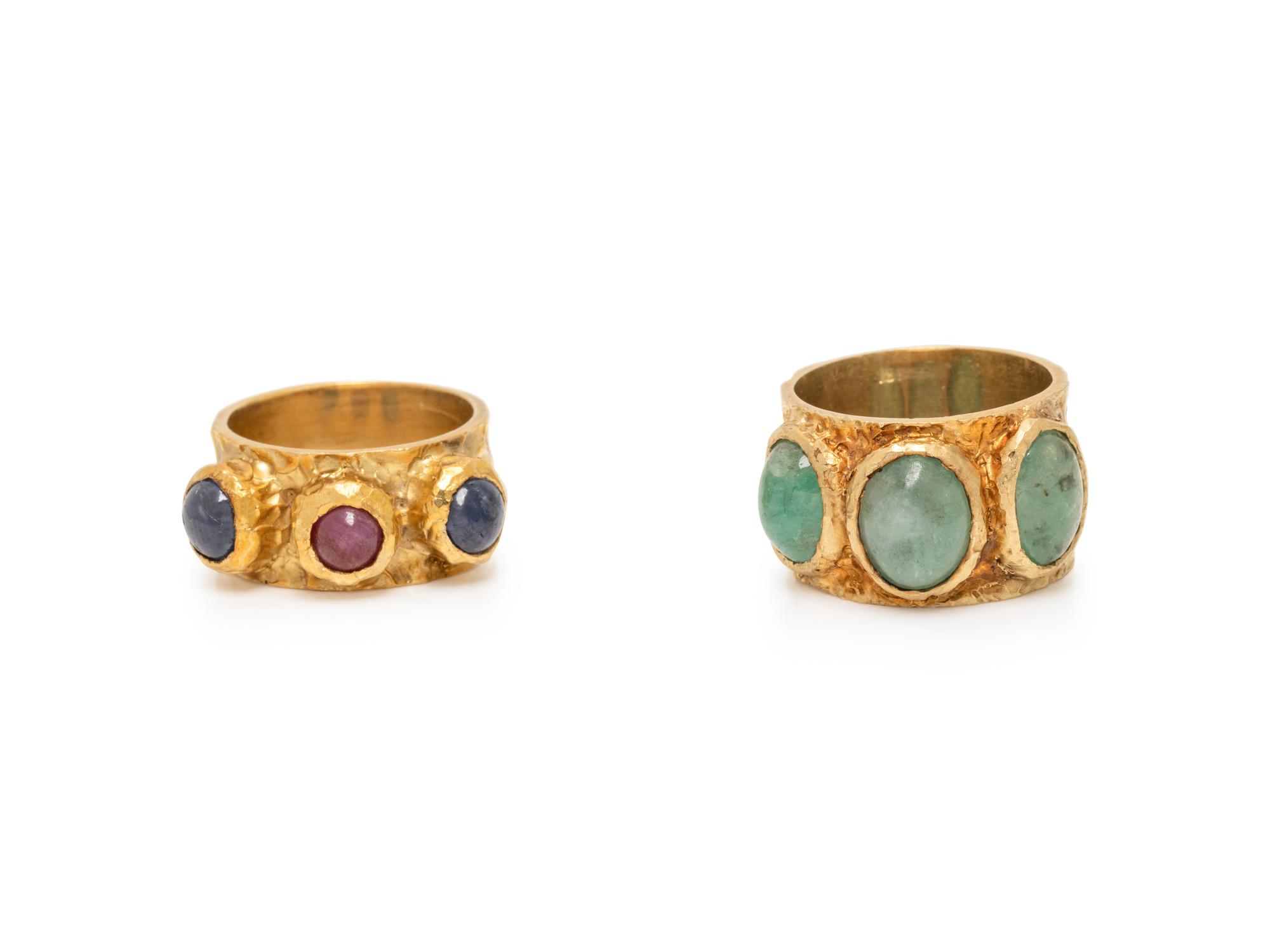 COLLECTION OF MULTIGEM AND HAMMERED GOLD RINGS