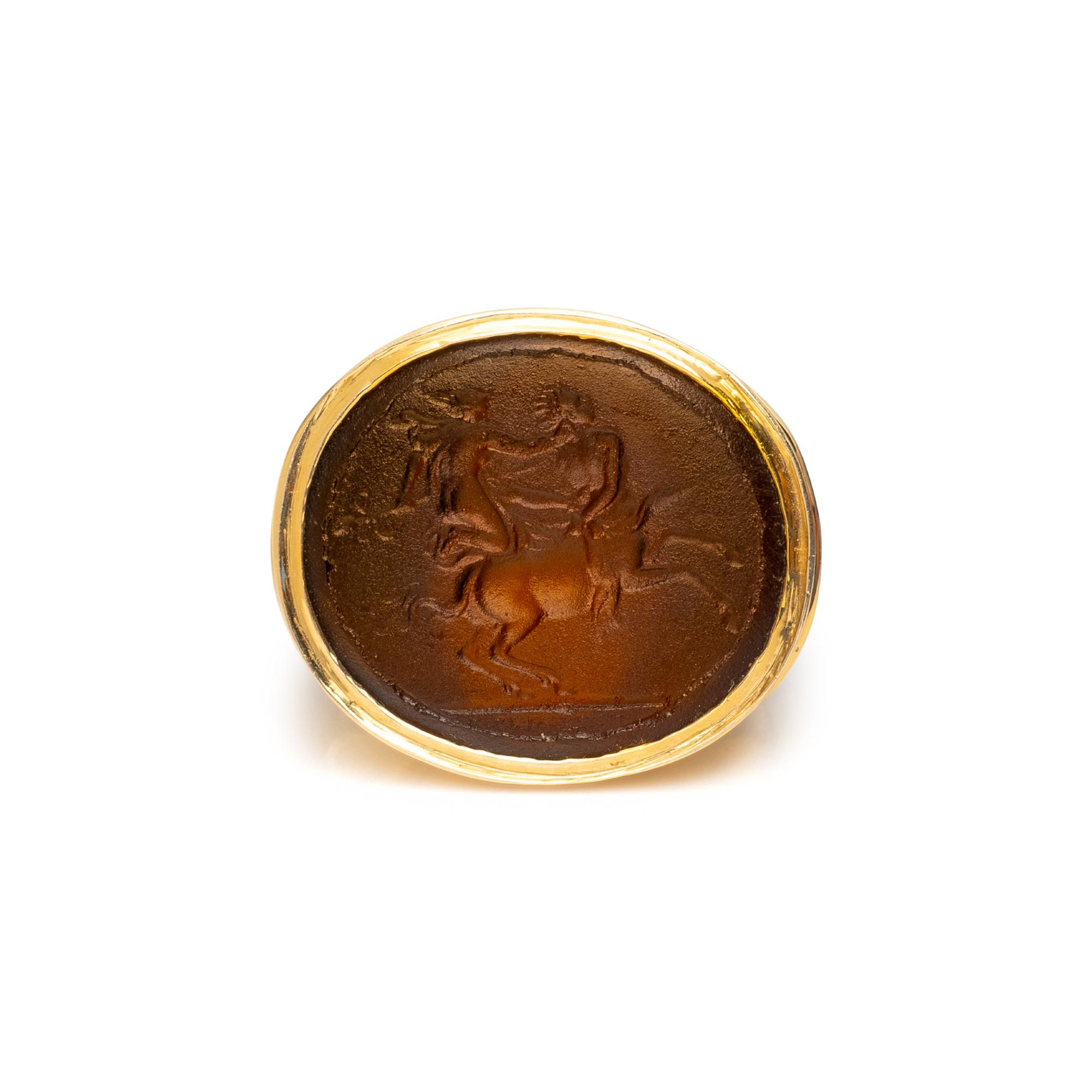 YELLOW GOLD AND INTAGLIO RING