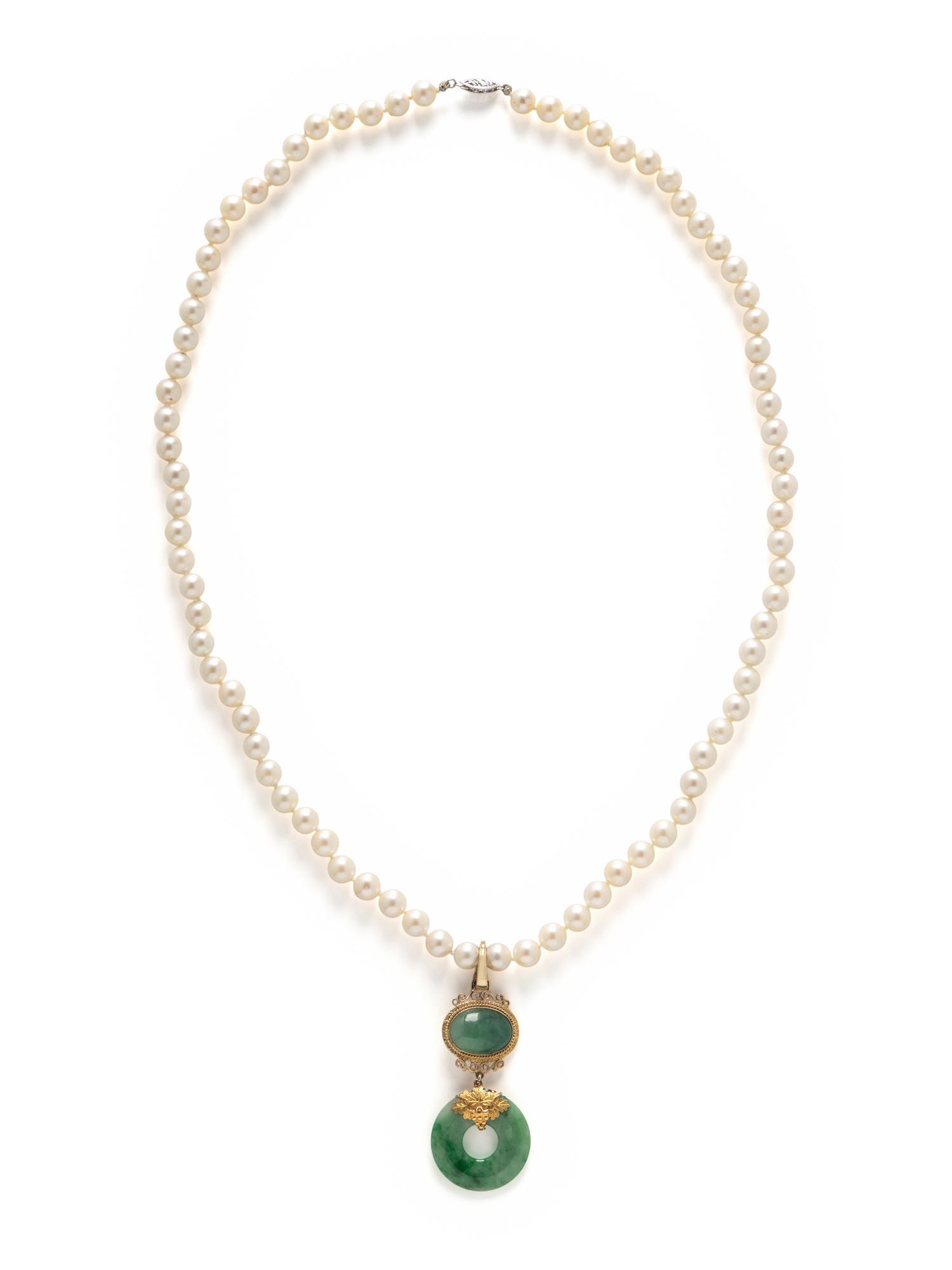 CULTURED PEARL NECKLACE WITH JADEITE PENDANT