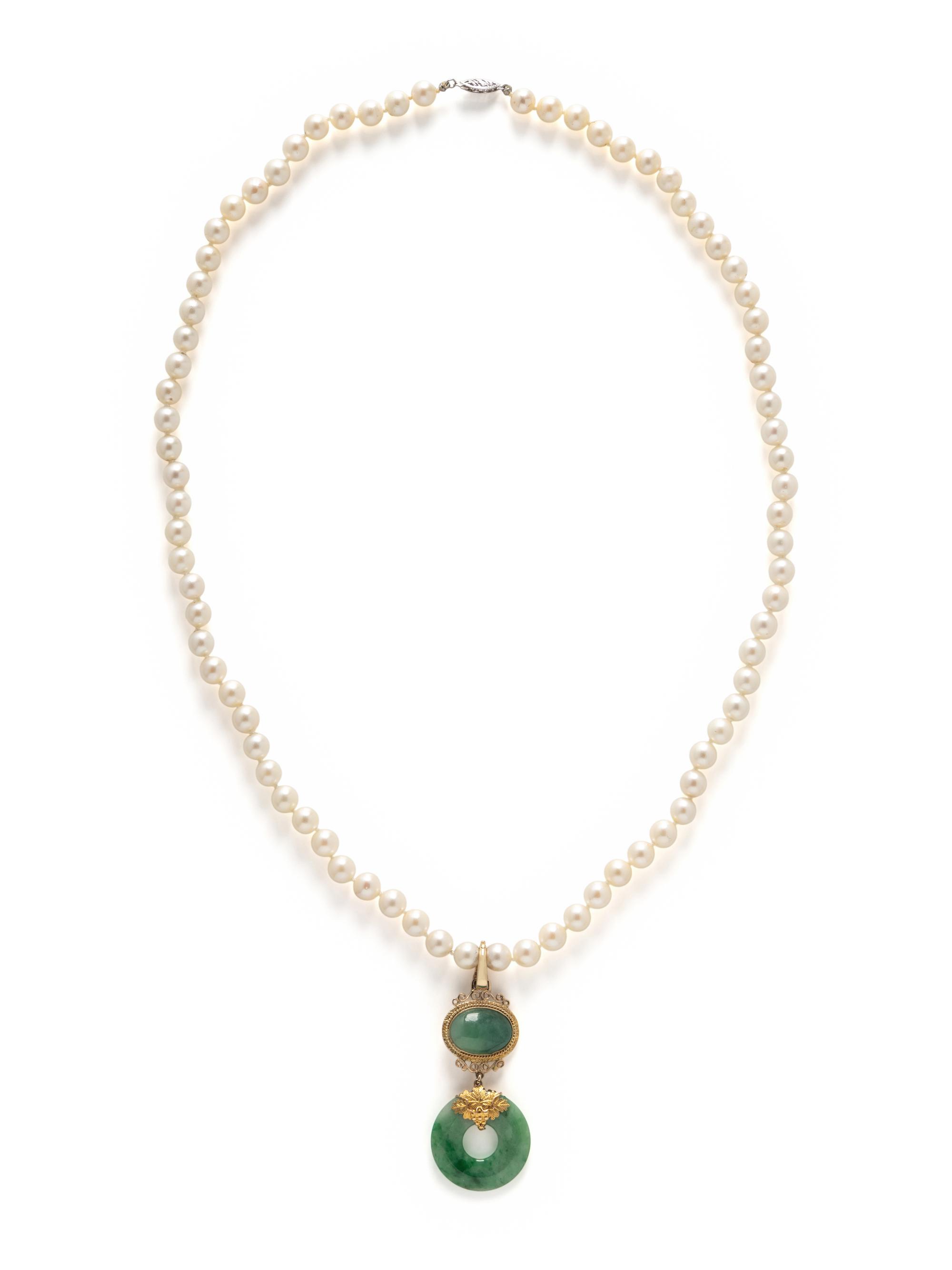 CULTURED PEARL NECKLACE WITH JADEITE PENDANT