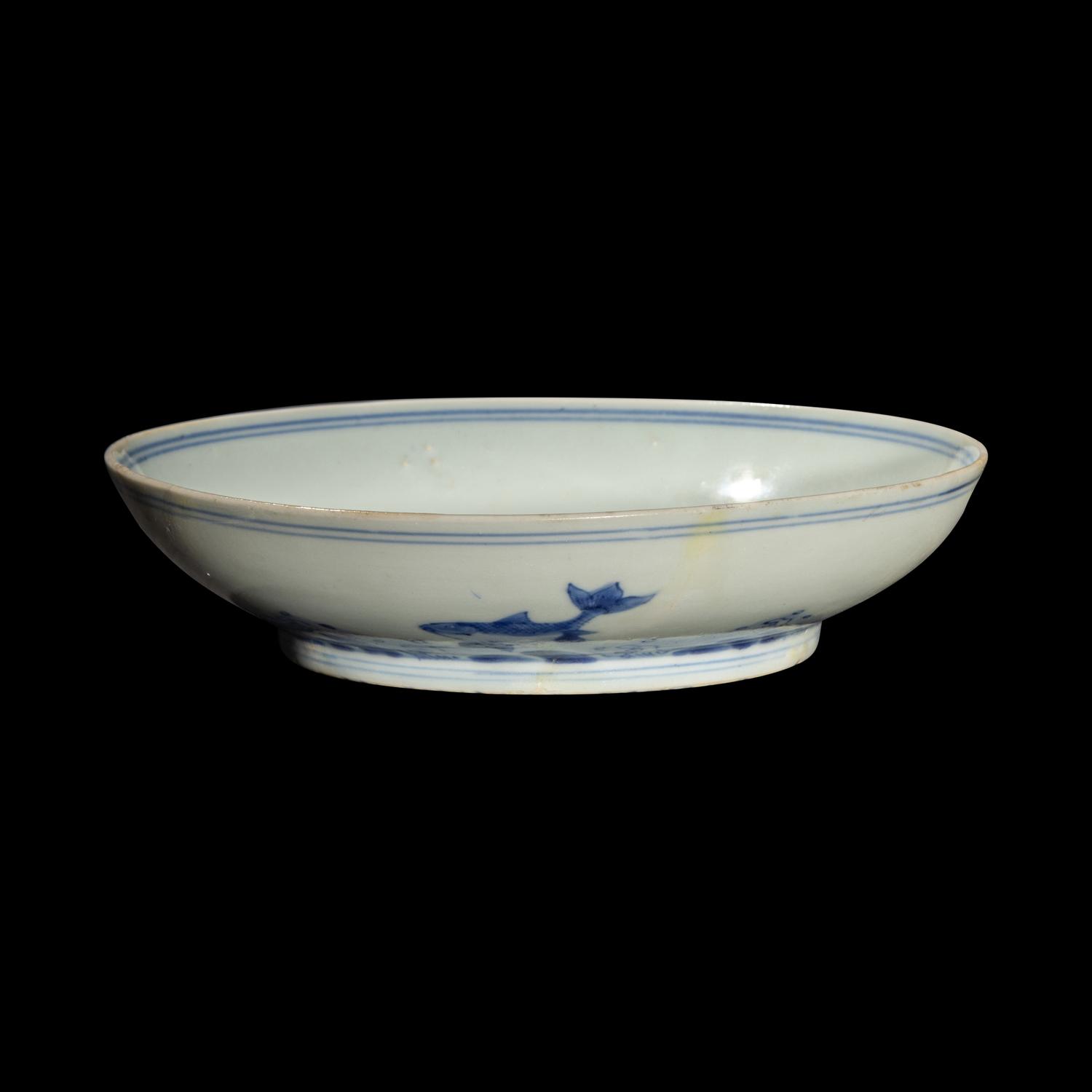A Chinese Blue and White Porcelain Plate, Yongzheng Period 清雍正 青花仕女圖賞盤