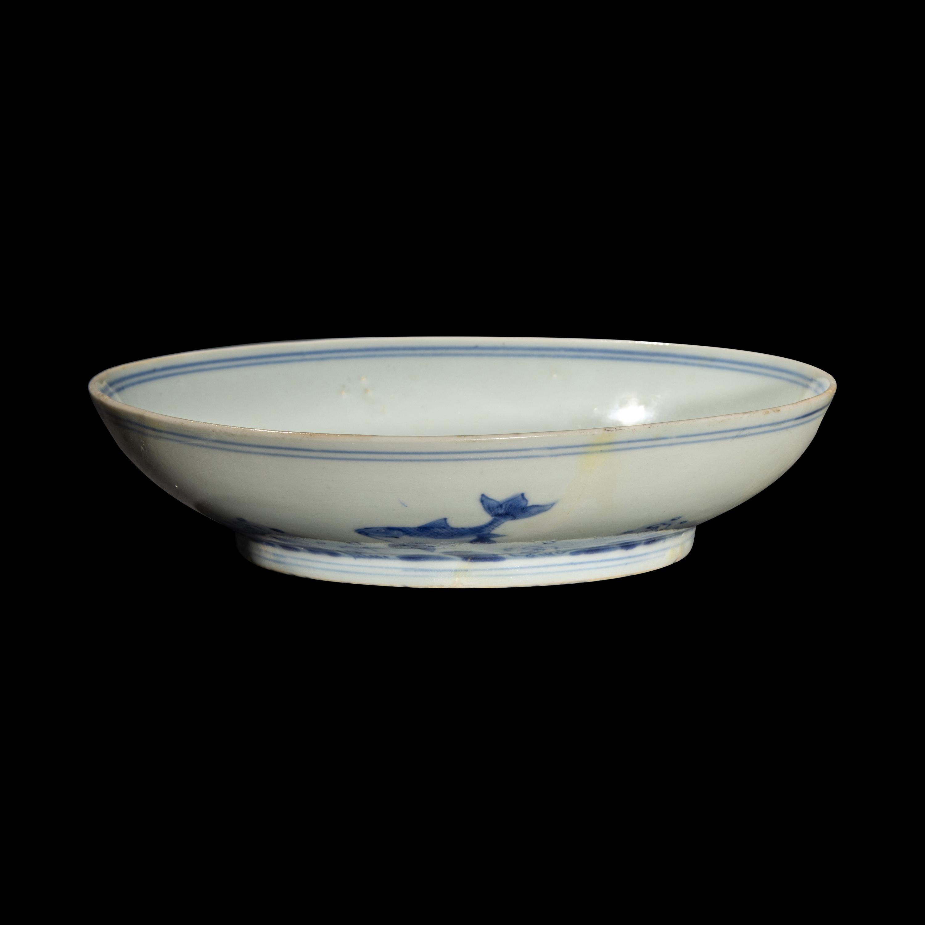 A Chinese Blue and White Porcelain Plate, Yongzheng Period 清雍正 青花仕女圖賞盤