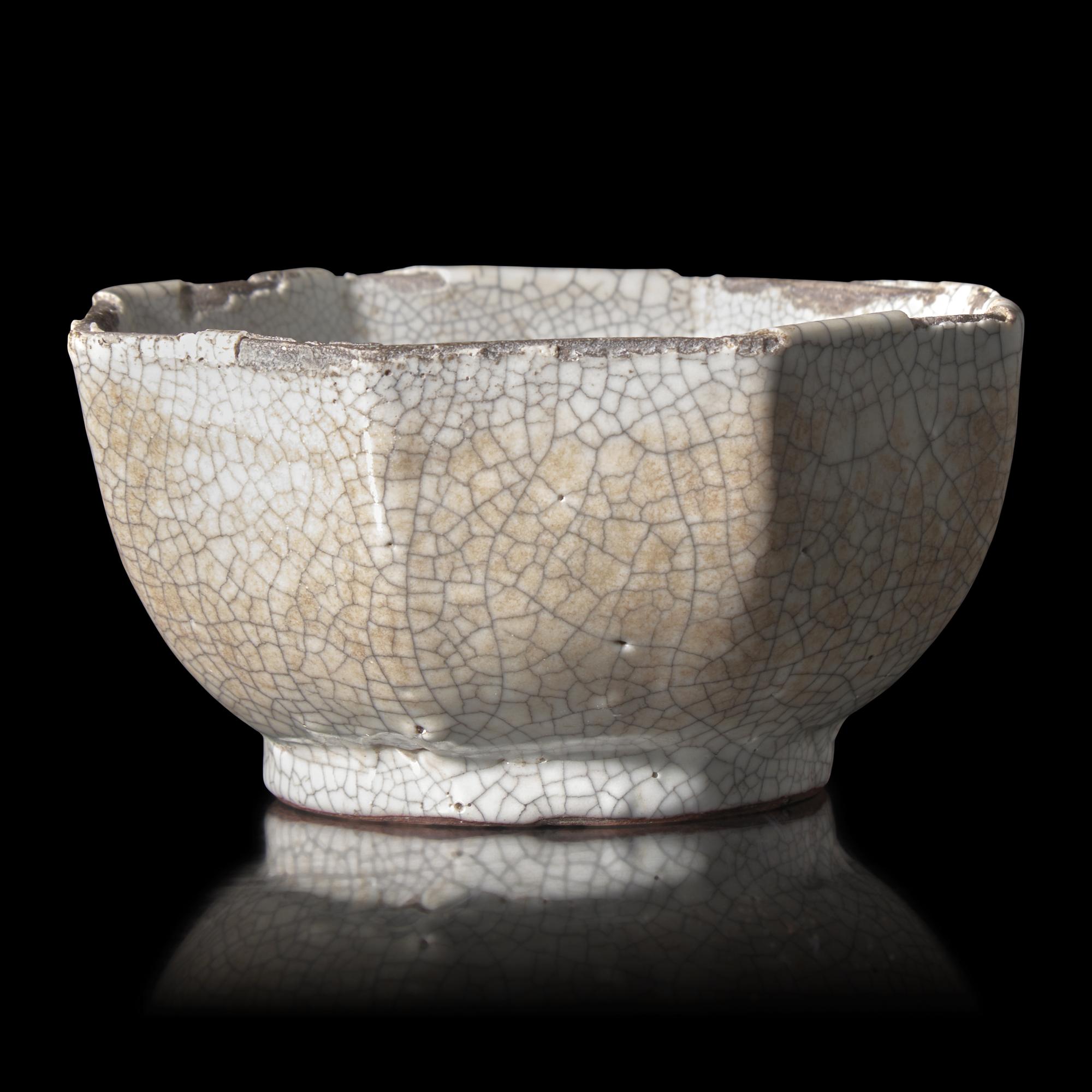 A Chinese Ge Type Octagonal Bowl, Ming Dynasty — 明 哥窯八方孔明盌