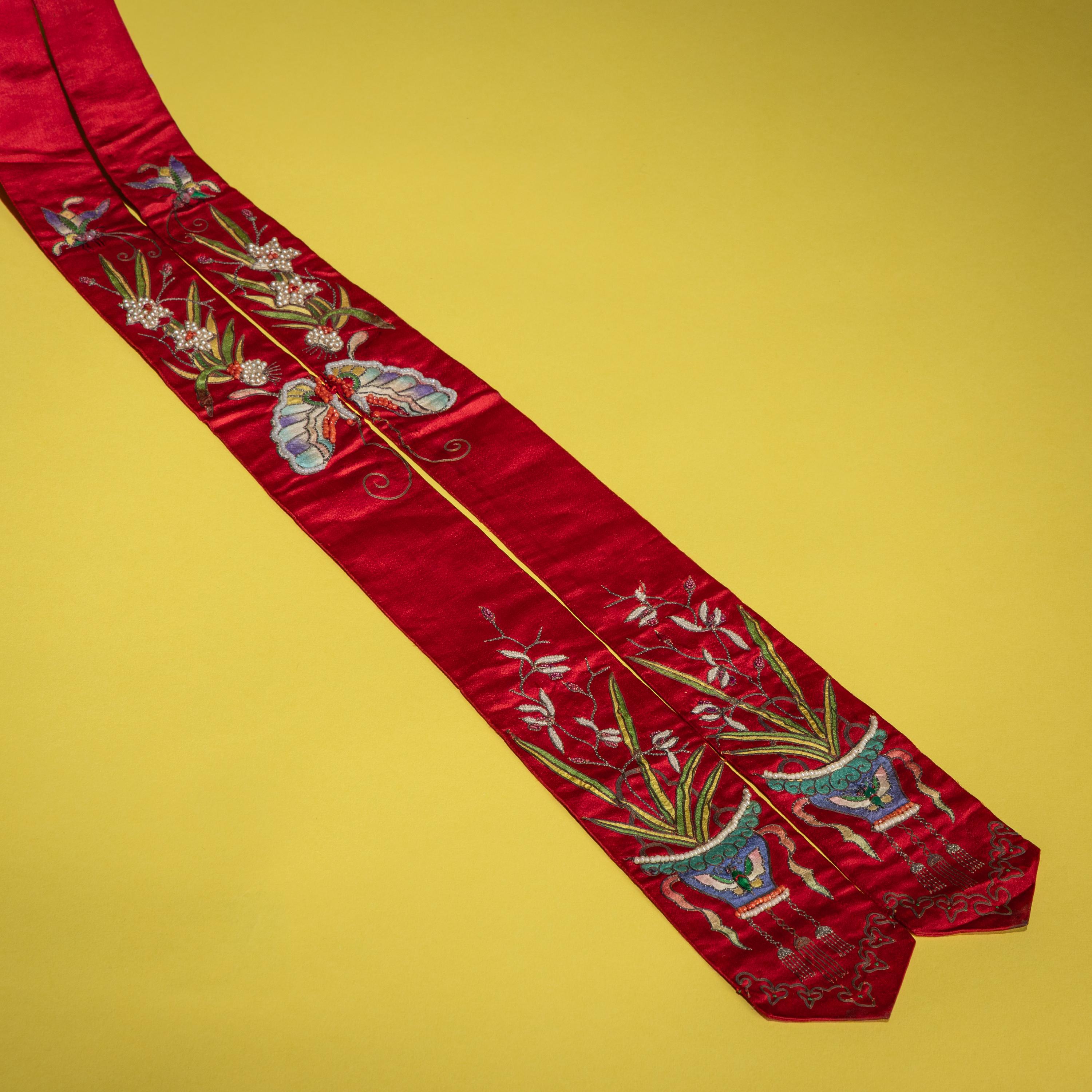 An Embroidered Silk Manchu Noblewoman's Winter Hat, Kunqiumao , 19th Century — 清晚期 紫頂蓋花鑲珠后妃坤秋帽