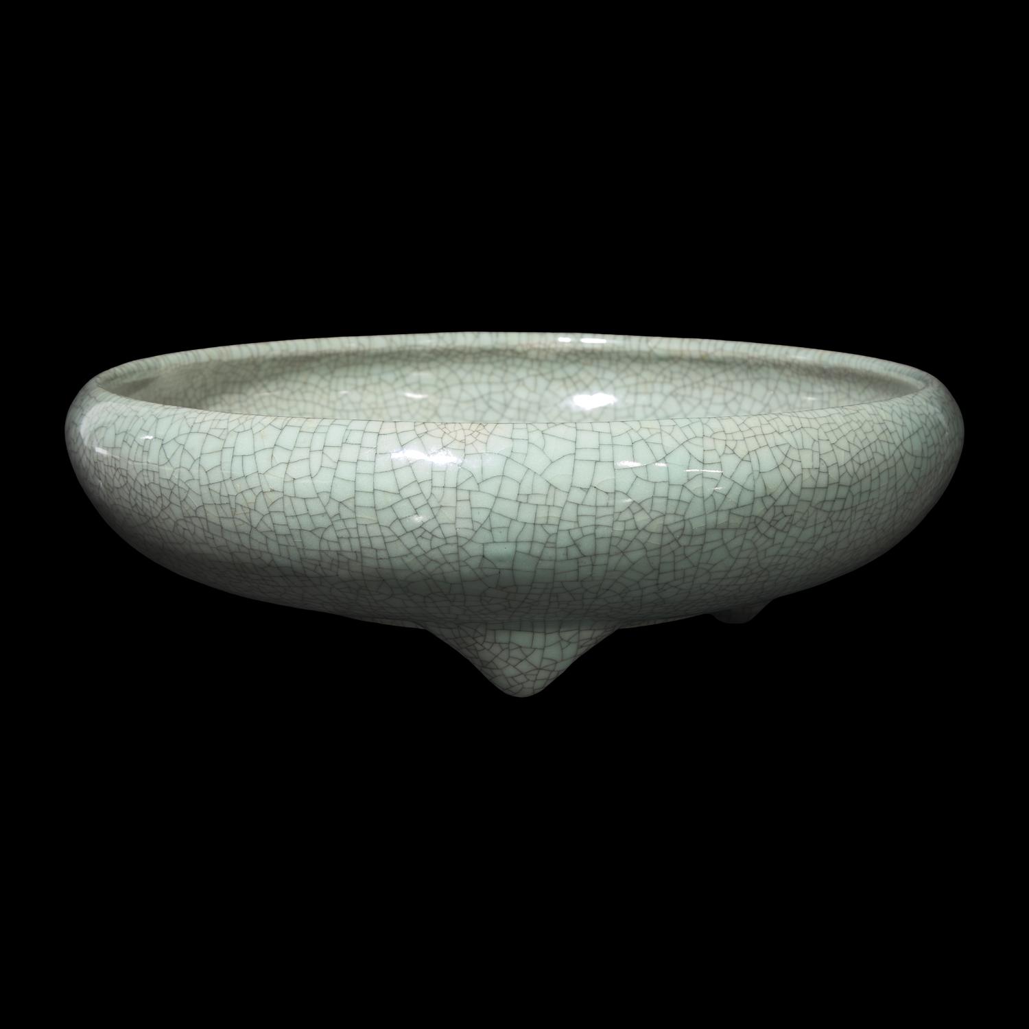 A Chinese Crackle-Glazed Shallow Censer, Late Qing Dynasty-Republic Period 晚清-民國 哥釉盤