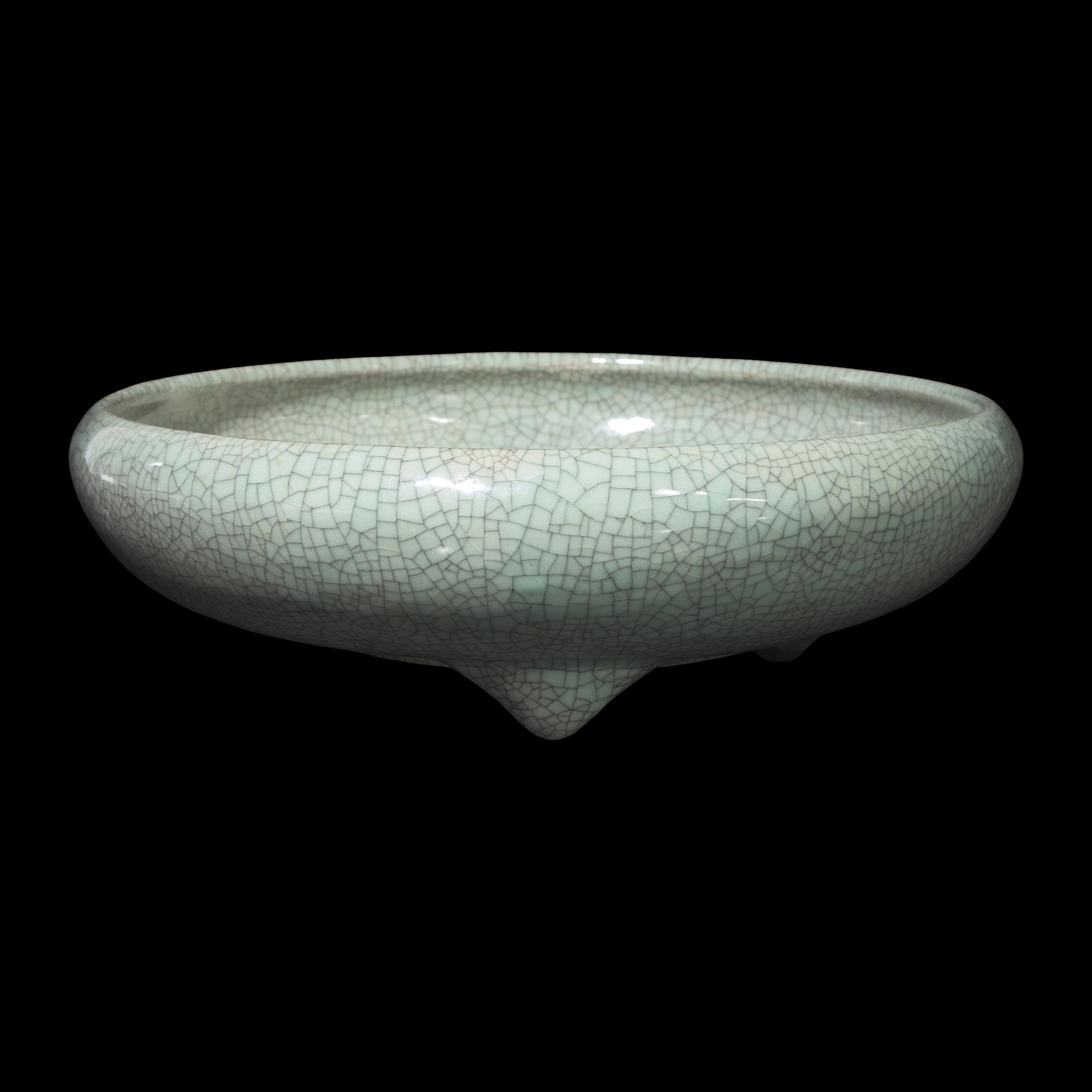 A Chinese Crackle-Glazed Shallow Censer, Late Qing Dynasty-Republic Period 晚清-民國 哥釉盤